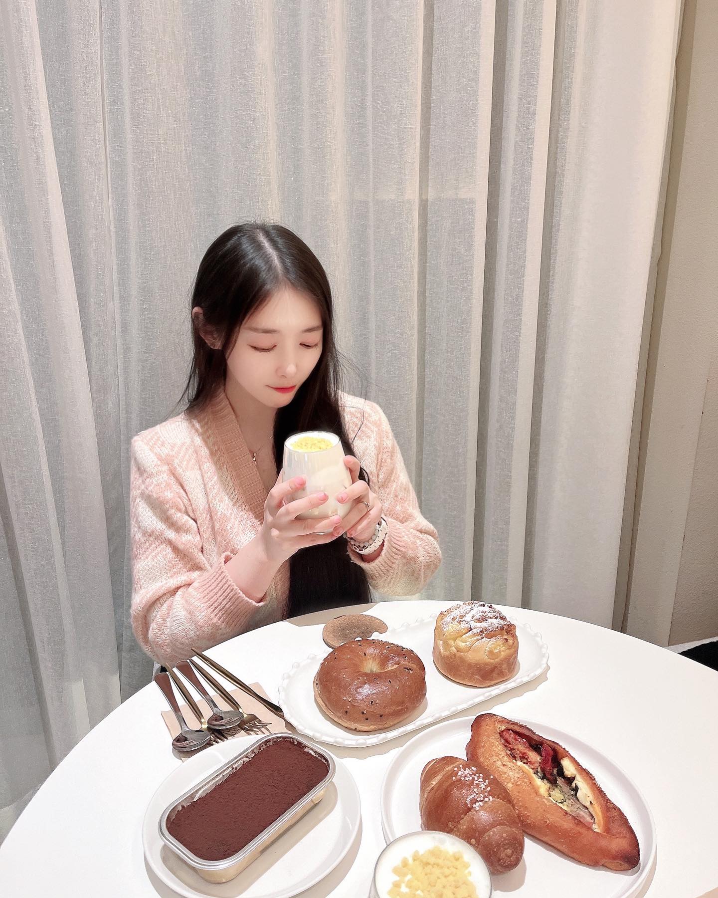 #카페브릭 #협찬 

높은곳에 있어서 뷰도 예쁜데
비까지 오니 운치있어서 넘 좋았던곳✨
음료도 다양하고 디저트랑 베이커리도 다양해서
부모님이랑 동생도 골라먹기 좋았어요!
가족단위로 와도 좋고 2층은 노키즈존이라
미팅장소로도 좋을꺼같아요☺️☺️☺️

#가족나들이 #노키즈존 #아산카페추천 #아산카페 #매곡카페 #충남아산카페 #아산디저트카페 #아산베이커리카페 #셀스카그램 #셀피 #크리에이터 #패션디자이너 #모델 #블로거 #오오티디 #좋반 #선팔 #일상 #좋반 #팔로우 #팔로워 #팔로잉 #반사 #맞팔 #좋아요 #소통 #flowers