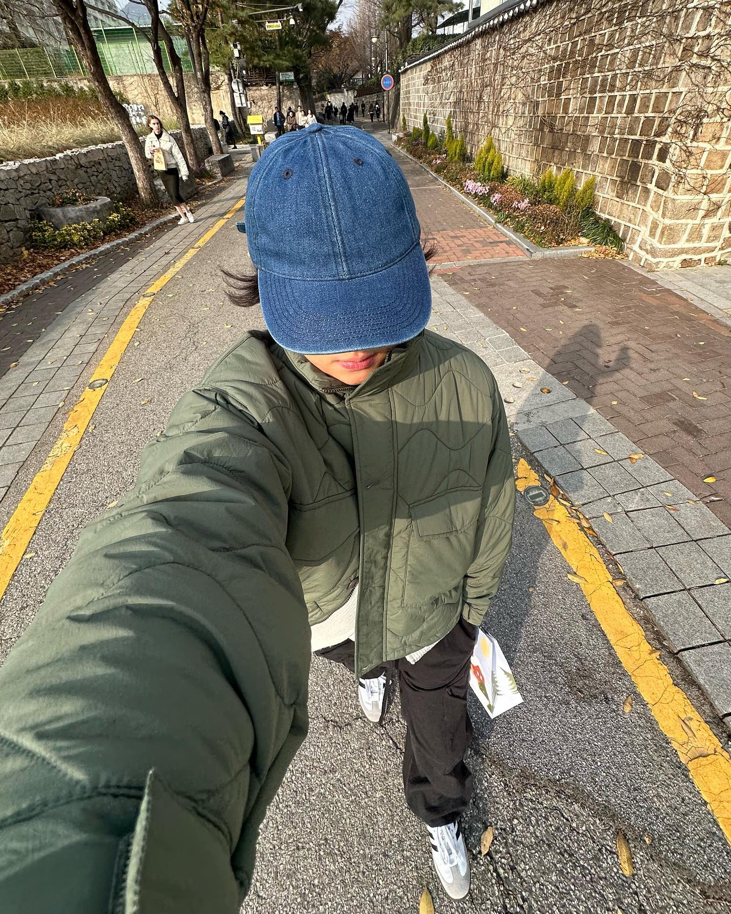 #광고 uniform_bridge 
유니폼 브릿지 특유의 매력이 느껴지는 오버핏 숏기장과 가볍고 따듯한 4oz 퀄팅 자켓과 함께한 휴일

#유니폼브릿지 #uniformbridge