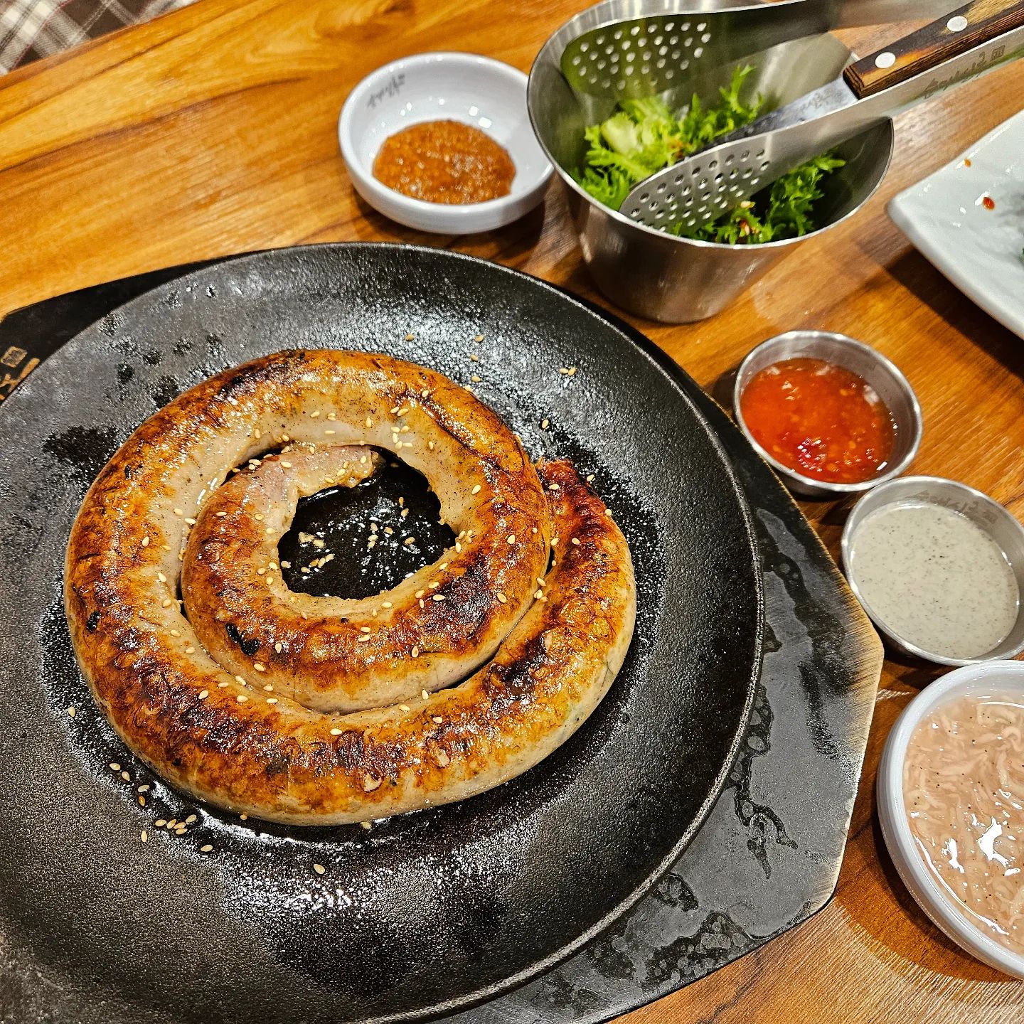#광고 탱탱한 순대스테이크를 맛볼수있는 강남역 뱅뱅사거리 맛집 순대실록이에요🐷 

순대실록은 제일 좋아하는 음식인 순댓국 맛집인데 순댓국말고도 다양한 요리메뉴가 있더라구요. 저녁시간이라 순대실록 시그니처메뉴인 순대스테이크를 주문했는데 지글지글 철판에 커다랗고 오동통한 순대가 나왔어요. 진짜 탱글탱글 식감도 좋고 맛있었어요! 

오징어순대도 주문했는데 속이 가득찬 순대소에 부드럽고 쫄깃한 오징어가 아주 맛있더라구요. 저녁에 술자리가지거나 할때 포차보다 나을듯😚 

순댓국은 고기가 가득해서 아주 배불렀어요. 국물도 진하고 무엇보다 깍두기가 맛있어서 대만족🥺 

점심뿐 아니라 저녁에 한잔 하러올때도 강추에요👍 

아 그리고 네이버 영수증리뷰이벤트도 하고 있으니 챙기세요😉

 

#강남역맛집 #도곡동맛집 #뱅뱅사거리맛집 #저녁모임 #강남술집 #강남회식 #강남모임장소 #저녁맛집추천 #순대실록 #순대실록뱅뱅사거리점#순대스테이크#순대#순대맛집#순댓국#강남역순댓국