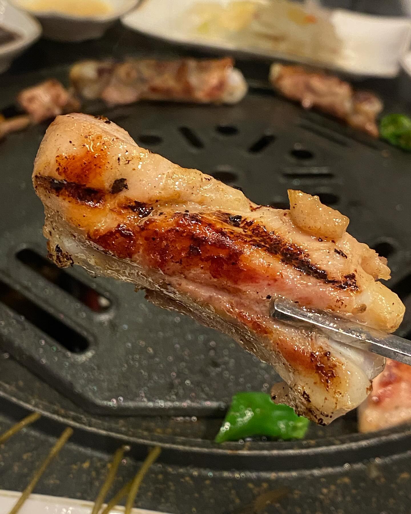 💬 영등포 웨이팅 맛집! 숯불닭갈비 최애,,ఇ

너무 맛있는 닭고기 맛집 팔각도🐓🤍
첫 방문때는 웨이팅 2시간했던게 충격이라,,
이번에는 누구보다 애매한 시간에 갔슴돠!

부드럽고 육즙 사르르 쏟아지는 닭고기에
쪼물쪼물 셀프로 동그랗게 만든 셀프주먹밥까지 🍙

소주가 너무 술술 들어가서 오독오독 닭연골 추가-!
매콤하고 오도독해서 진짜 최고안주,,🔥
다음엔 무조건 왕많이 시켜서 먹고오겠슴다,,

소스부터 반찬까지 무ㅓ 하나 빠지는게 없는 곳!
다른 지점보다 유독 맛있더라구요 ㅎ3ㅎ♥
강력추천해드립니다 🫶🏻

📍서울 영등포구 경인로 863 1층 #팔각도

#팔각도영등포점 #영등포맛집 #타임스퀘어맛집
#문래동맛집 #숯불닭갈비 #닭갈비 #춘천닭갈비
#먹스타그램 #먹팔 #서울맛집 #닭연골 #닭특수부위
#영등포데이트 #영등포역맛집 #셀프주먹밥