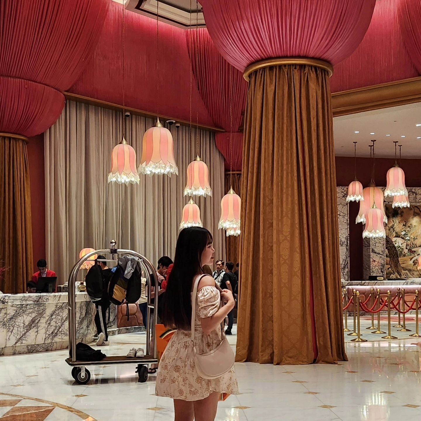 #마닐라 #오카다호텔

빨간피드 올린김에 올리는
마닐라여행 피드 히히
마닐라 최대 분수쑈 보러 가야합니다 !!
7시 8시 9시 이렇게 있다구함 🫶

다음엔 오카다호텔 분수 뷰 방을 잡아서
분수쑈를 보겠어 !!

다 놓아버리고 
여행이나 다니며 살고싶은 요즘 ...🥲

#필리핀여행 #마닐라여행 #오카다호텔 #마닐라카지노 #마닐라호텔 #마닐라가볼만한곳 #마닐라분수쇼 #philippines #manila #okada #okadamanila #okadahotelmanila
