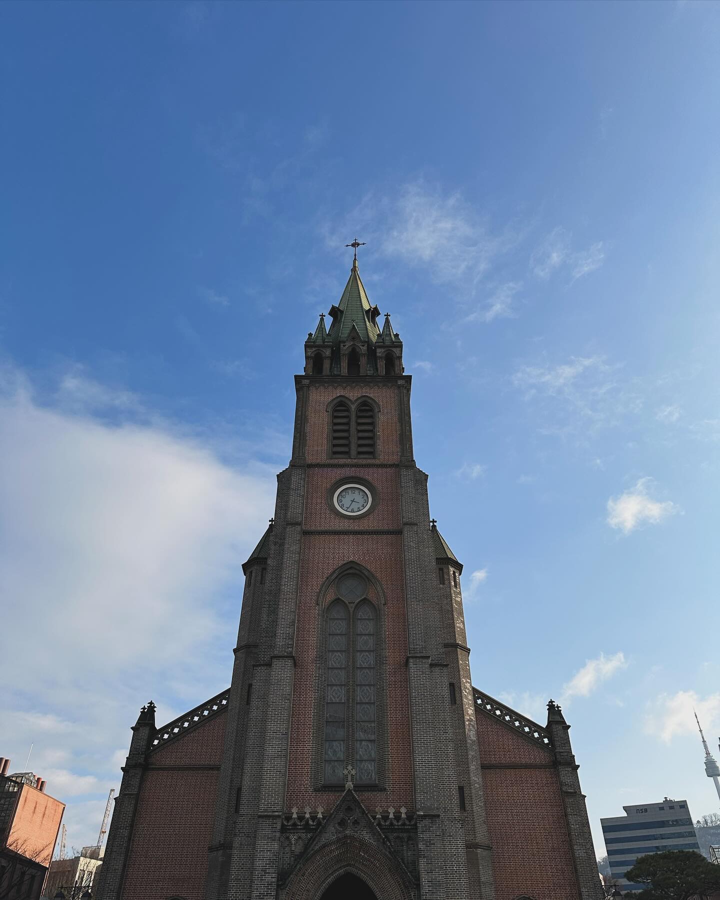 처음 가봤던 명동성당 🏛️
무교이지만 명동성당은 종교를 떠나 찾게되는 명소인듯 🌿
이국적인 분위기에 사진찍기도 좋았다 😊

아이들과 쫑알쫑알 얘기하며 걷기 좋았던 곳 

#명동성당