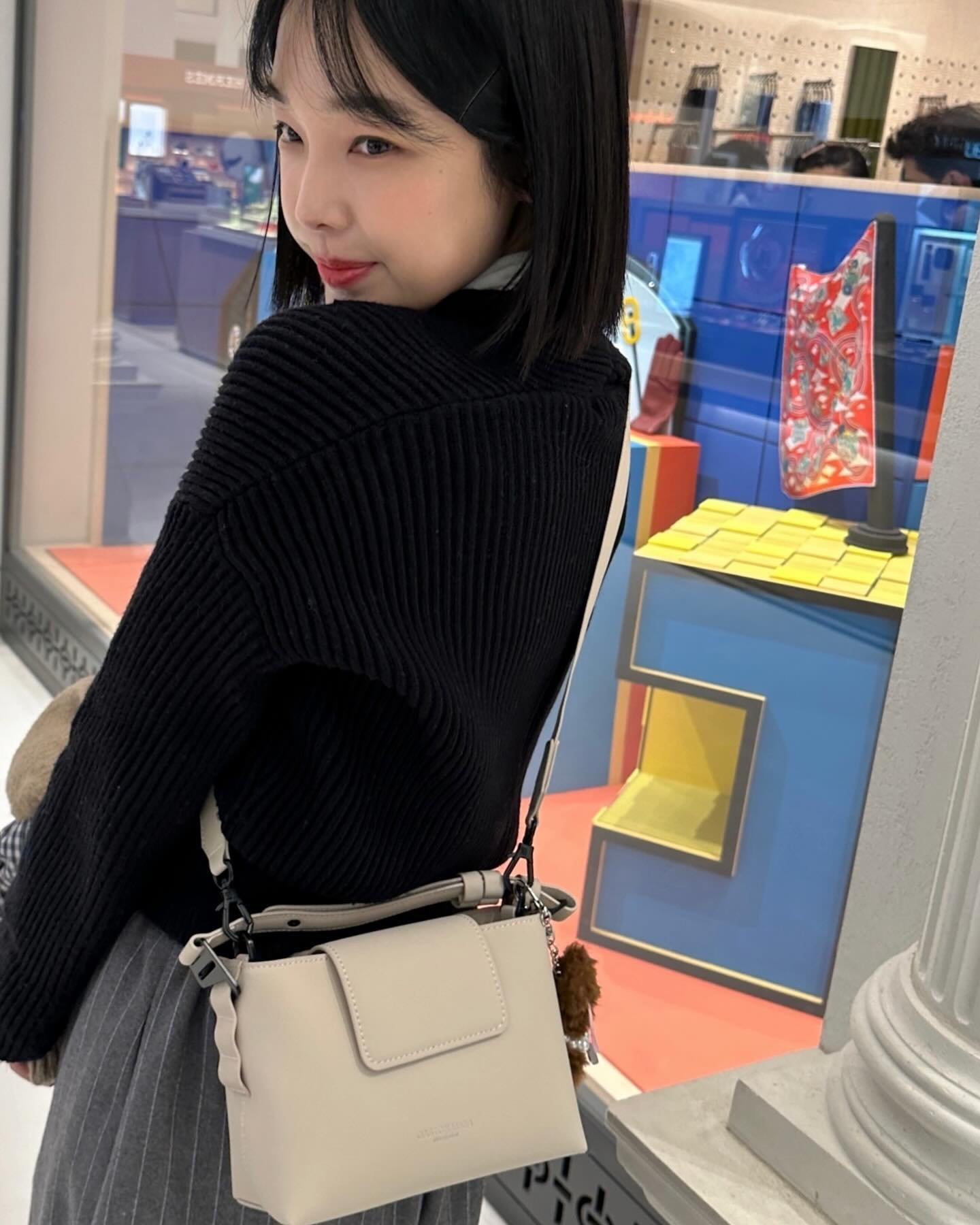 작고 소중한 점심시간에 친구랑 데이트🐰🤍 예쁘게 찍어준 사진들 보며 오후 버티기… 🫰🏻

오늘이 금요일이람서?🫠

➰necklace charmy_cm_official 
➰bag gastonluga 

#챠미 #charmy #주얼리 #실버주얼리 #하트목걸이 #실버목걸이 #가스톤루가 #미니백 #미니크로스백 #토트백 #미니토트백 #selfie #ootd #date #fashion #fashionstyle #fff #Kkk #일상 #데일리룩 #패션 #패션소통 #오오티디 #패션모델 #패션블로거 #패션인플루언서 #dailylook #데이트룩 #메타퍼 #gastonluga