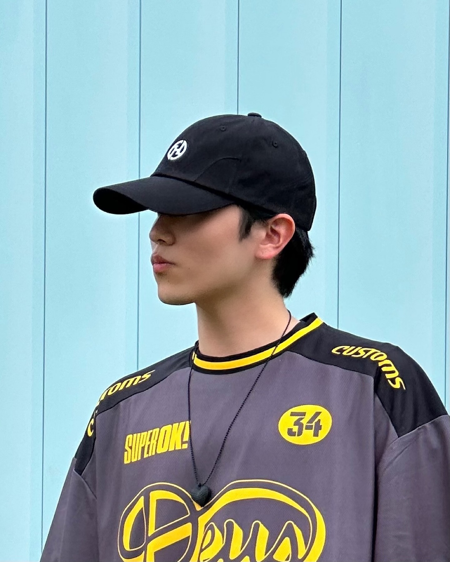 #협찬 ✨검은색 볼캡은 필수 아닌가요?✨
neonmuseum.official 에서 HEDER BALLCAP (BLACK)을 보내주셨습니다🙏

✨ 고밀도 트윌 원단으로 짱짱함이 느껴지는 모자였고 절개선 디테일로 인해 스트릿 코디와 찰떡이라고 생각했습니다!

✨검정색 색상은 디테일이 너무 튀지 않아 일상에서 편하게 쓰기 좋을 볼캡이라고 생각해요
.
.
.
#볼캡 #볼캡코디 #볼캡모자 #볼캡추천 #남자볼캡 #모자추천 #모자추천👍 #남자모자 #여름모자