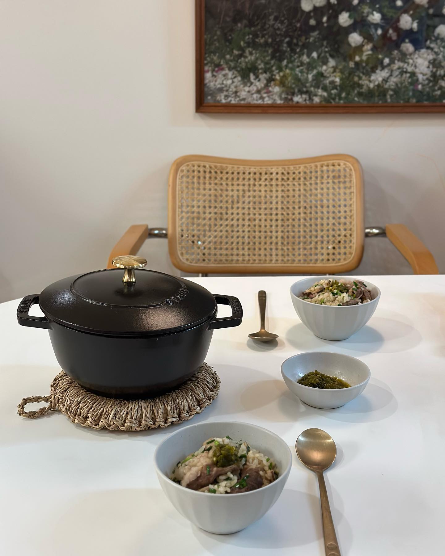 230902 차돌표고버섯솥밥🍚
요즘 울집 페이보릿~~ 메뉴 솥밥!
로지 낳기전에 스타우브 사두고, 출산하니까 팔목 너덜너덜해서 이제야 열심히 솥밥을 만든다. 너무 간단하니까, 그냥 솥밥해서 한끼 해먹는게 편하고, 배달음식시켜먹는 것보다 속이 편안해서 자주 해먹는다. 그중 차돌솥밥이 제일 맛있었음⭐️ 까먹지 않으려고 적는 솥밥만드는 방법📝

[차돌표고버섯 솥밥]
1. 종이컵으로 2컵정도 쌀을 씻어서 15분정도 불린다. 
2. 달궈진 솥에 차돌박이 200g을 넣고 볶는다. 
3. 익힌 고기는 빼내고, 기름에 표고버섯, 멸치액젓 2스푼, 진간장1스푼, 다진마늘 1스푼, 설탕 0.5스푼 넣고 볶는다.
4. 표고버섯 익어서 검해지면 불린 쌀을 붓고 종이컵으로 물 3컵 붓기.
5. 물이 끓어오를때까지 쌀과 재료를 저어주고 끓어오르면 아주약한 약불로 10분가량 더 끓여준다. 
6. 부추 한뭉치를 잘게 썰어 준비한다.
(쪽파로 대체 가넝!)
7. 밥 끓일때 청양고추를 반개정도 썰어넣으면 맛있는데 끓일때 은근 맵고 눈이 아파서 청양쌈으로 대체!
8. 10분이 지나면 불을끄고, 차돌과 부추를 넣어 뜸을 들인다! 5분정도 지나면 부추로 익어서 안맵고 좋다🥹 
#솥밥 #차돌솥밥

청양쌈 알려준 친오빠에게 깊은 감사🫡 무려 오빠가 사줬다 
너모너모 맛있음. 삼겹살, 스테이크, 오리고기 다 어울려..
왜 안유명하지..? 찐추천 ⭐️ 
#미식상점 #청양쌈