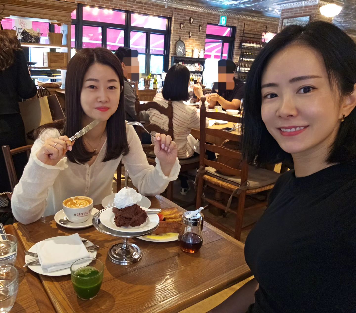 추억이 진짜 많은 울 언니💝
발리도 어제같고
태국도 어제같고
등등...그리워라
수다 떨다보면 마음만은 그때랑 똑같다
우리가 어느새 아 to the 줌마가 되다니ㅋ

#압구정 #카페 #부베트 #번개