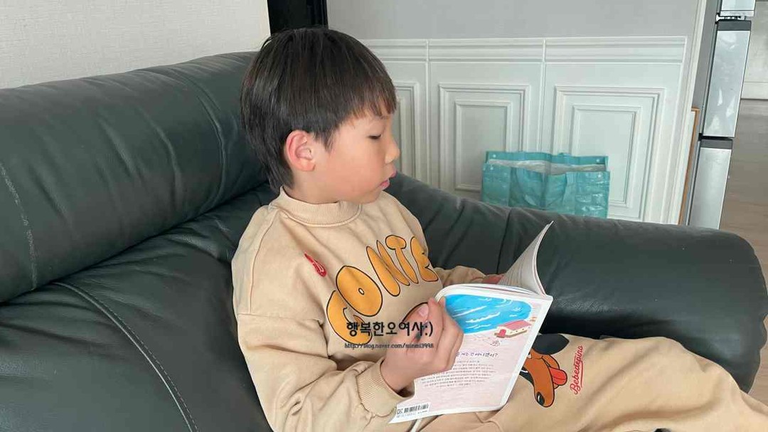 #협찬
-
어른들의 마음에도 일침을 놓게되는 똥싸기힘든날
배려하지않는 사회에 대한 사람들의 행동개선
-
불편이 아닌 도움으로 바라보는 시선
장애에 대한 설명을 어떻게 해야 아이가 잘 이해할까
고민을 하던 찰나에 똥싸기힘든날 발견
-
재미있는 내용으로 진짜 초 집중
읽으면서 똥싸면 어떻게하냐고 조마조마한 우리아들
-
자신들만 생각하며 몸이 불편한 사람에 대한 배려가 없는 내용으로
엄청 화내면서 읽다가 마지막에 배려를 통해 
슬찬형과 주인공이 화장실을 가게되면서 
울먹울먹 휴 다행이야 
-
아이의 따뜻한 마음이 느껴져서 좋았네요
우리 모두 배려있는 사회를 위해서 서로 노력하면 좋겠어요
-
#초등필독서
#초등도서
#똥싸기힘든날
#장애우
#장애친구
#조금더특별한친구
#장애에대한인식개선
#초등추천도서
#마음이음
#지식잇는아이
#초등창작동화