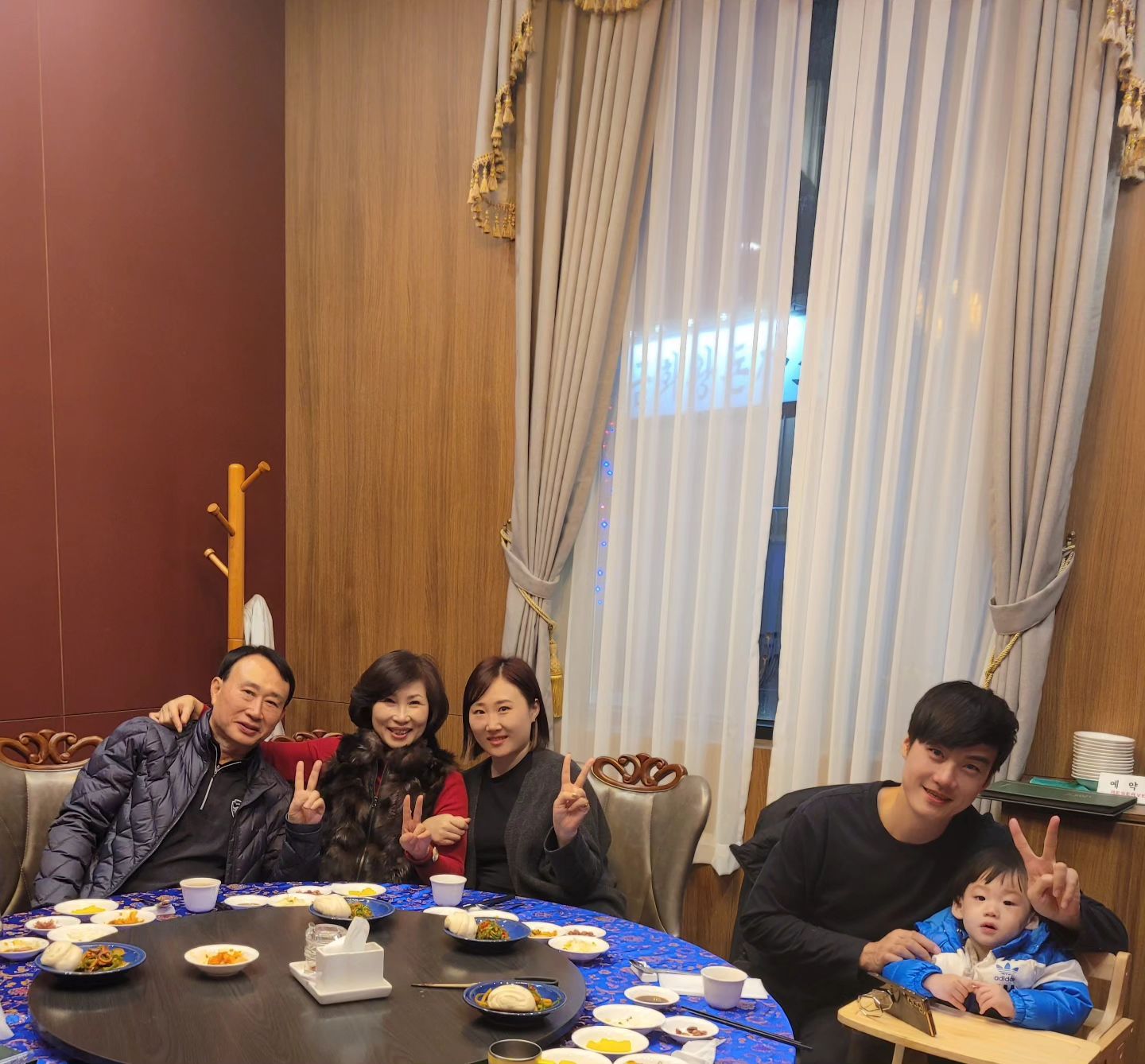 엄마 생신축하해드리기♡
엄마 생신파티로 오랜만에 같이 코스요리 먹으면서 기분도 내고, 엄마 아빠가 좋아하셔서
딸래미랑 사위도 행복ㅎㅎ

엄마 태어나주셔서 감사합니다♡

시현이도 이쁜 외할미 생신 축하해드릴 수 있어서 좋았대요ㅋㅋ

사랑해요♡♡

#엄마생신 #연말 #코스요리 #려기 #청요리 #프라이빗룸 #사위착해 #사위가쏩니다