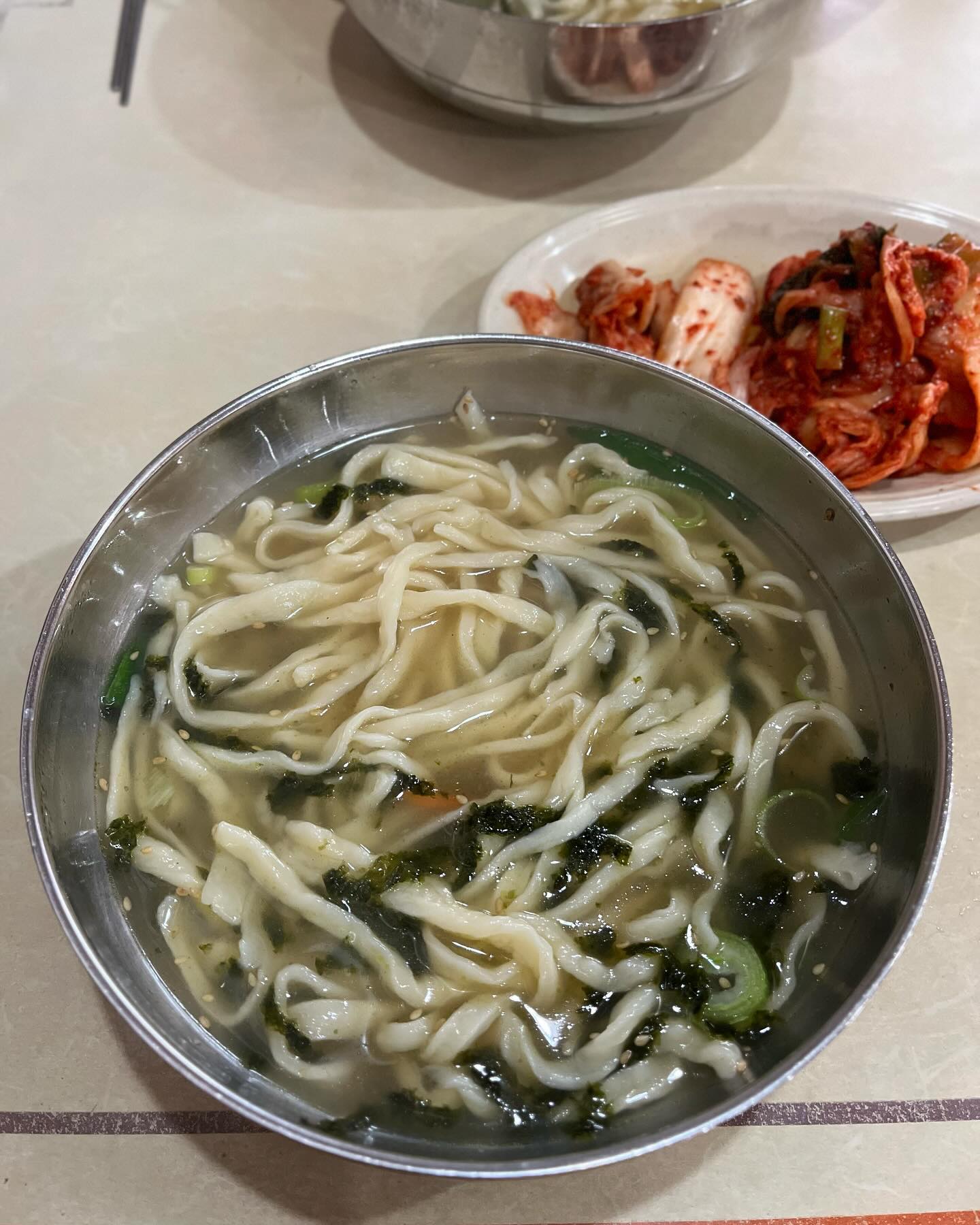 여기 손칼국수 무한리필..
김치도 김장김치 묵은지 선택가능ㅋㅋ

웨이팅 기본 30분 이상이여도 맛있다

#손칼국수맛집 #총각칼국수