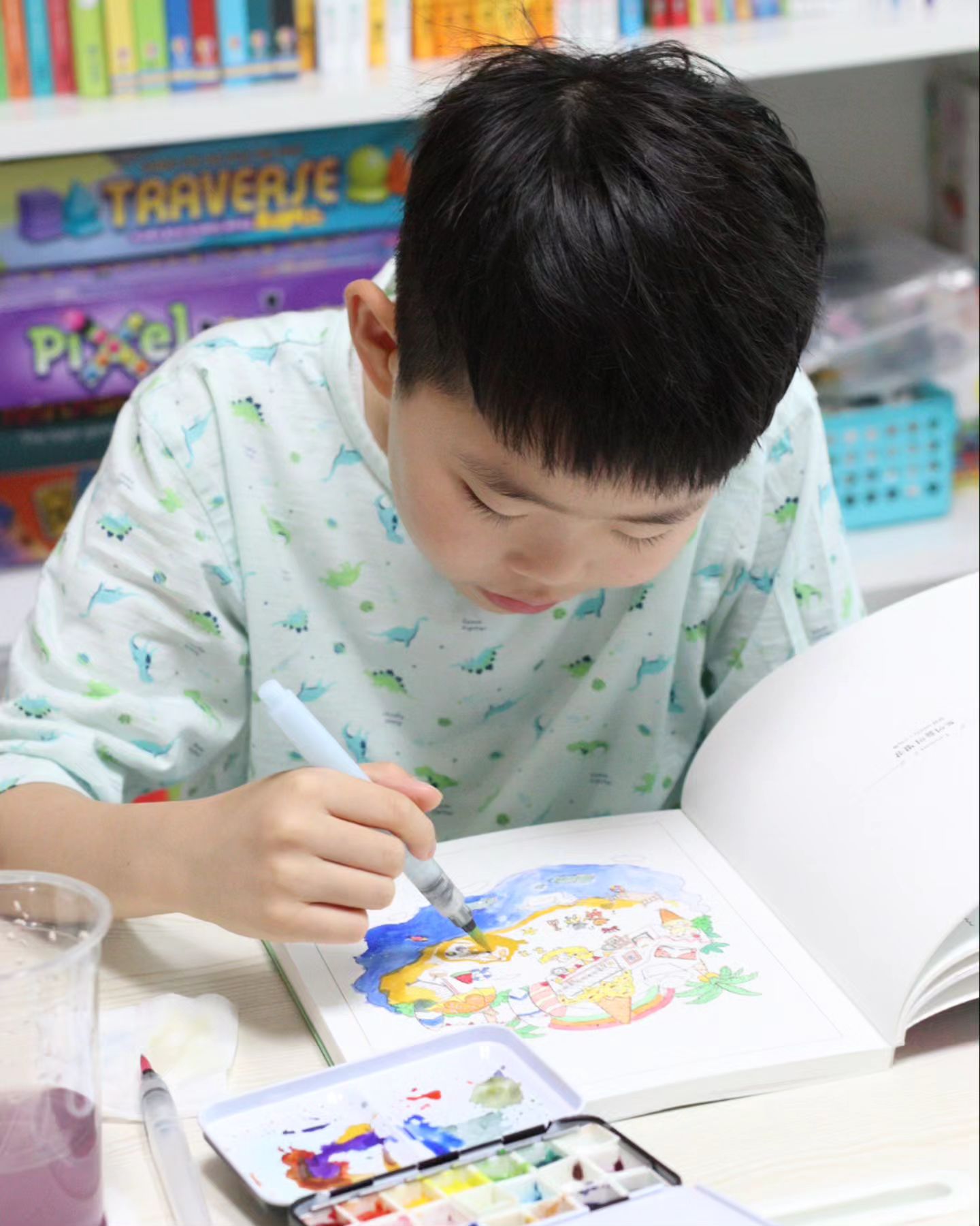 #협찬 #컬러링북 
마음의 힐링으로 이만한게 없는 듯~!
 색연필컬러링북도 좋지만,
나는 물감 사용하는 수채화 컬러링북이
더 좋더라😍😍

인기 일러스트레이터 땡란님의
두 번째 컬러링북!!

26점의 작품이 실렸는데,
그림만 봐도 힐링되는 컬러링북이다💕

180도로 펼쳐지는 제본이라
컬러링하기 편하고~~
고급 수채화 용지라
수채 물감에 종이가 울지 않는다👍

아들 일찍오는 날에 같이 한 장씩 완성!😁
여름방학때 완북 해볼까~??
컬러링하면서 이런저런 얘기 나누다보면
자연스레 마음이 편안해진다❤️

땡란님 작품하고, 나의 채색이
너무 비교되지만....
그래도 재밌다ㅎㅎ내눈엔 멋져!😁😁😁

온라인 서점 한정으로
'책갈피 3종' 증정 이벤트중이니
방학맞아 아이와 함께 해보시길~~😍😍💕
.
.
#땡란의동화마을수채화컬러링북
#컬러링 #땡란 #땡란작가 #수채화 
#화구 #붓 #물감 #취미 #힐링취미 
#색연필 #채색 #색칠 #풍경
 #색칠하기 #coloring 
ydot2