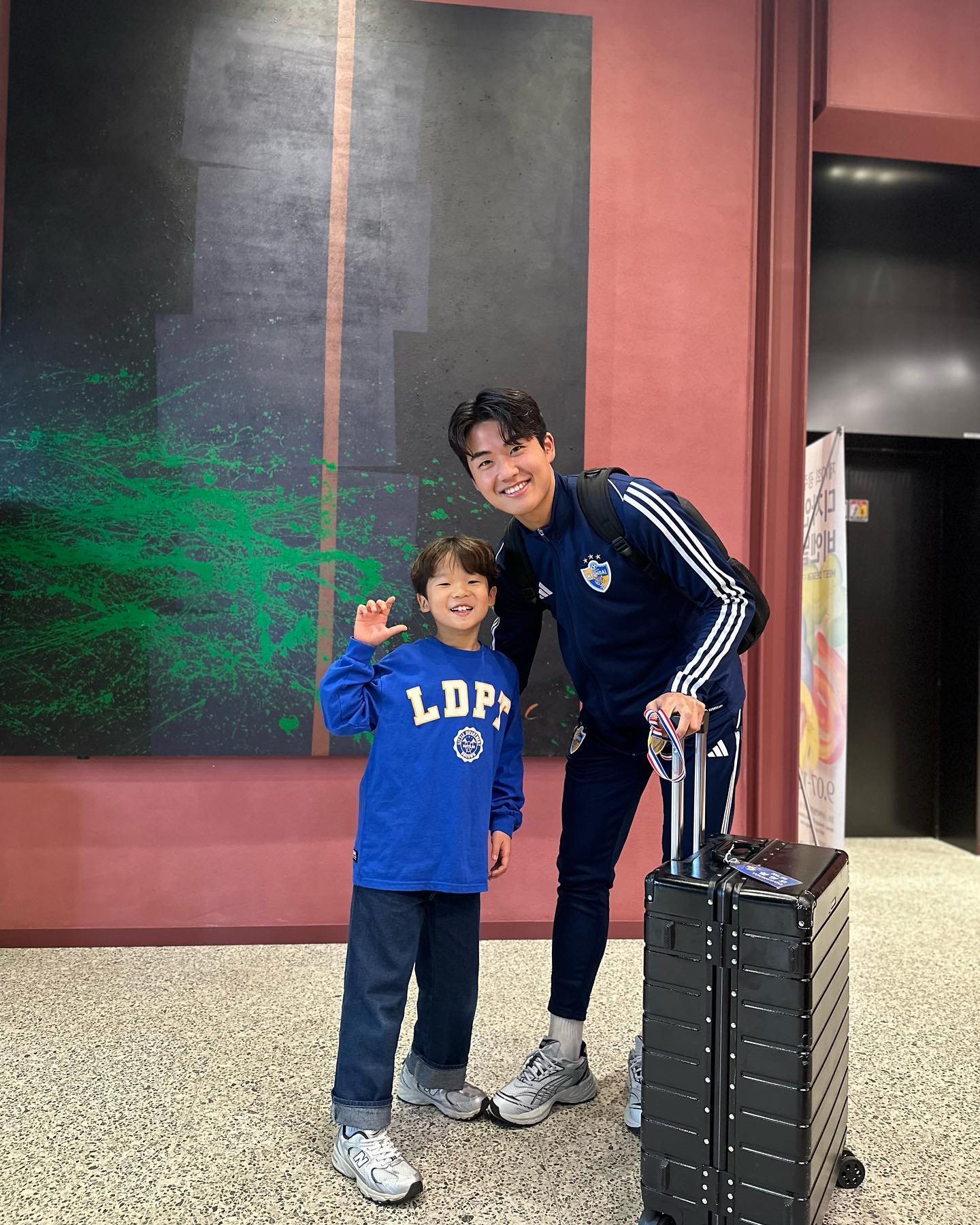 2023.10.21 광주🐯⚽️
⠀
재우랑 첫 원버로 간 광주에
이번에는 세식구👨‍👩‍👦
광주 생각보다 시골아니고
울산보다 핫해서 당황스러웠...😝
경기 결과는 조금 속상(이틀쯤 지나니 좀 회복됨😂)
이번 홈경기에서 제대로 뿌셔주세요🙏
⠀
재우가 목 빠지게 기다린 영우삼촌
드디어 만나고💙💛
금메달초코까지 잘 전달 완료!🫶
⠀
#울산현대축구단#울산현대#광주#광주전용구장#광주여행#전라도여행#축구#K리그#설영우#엄원상#조현우#베리나히쑤#애스타그램#말띠맘#셀카#셀피#인친#소통#외동#외동아들#인스타데일리#_재우야사랑해💕#맞팔#선팔#일상#재우맘
⠀
⠀