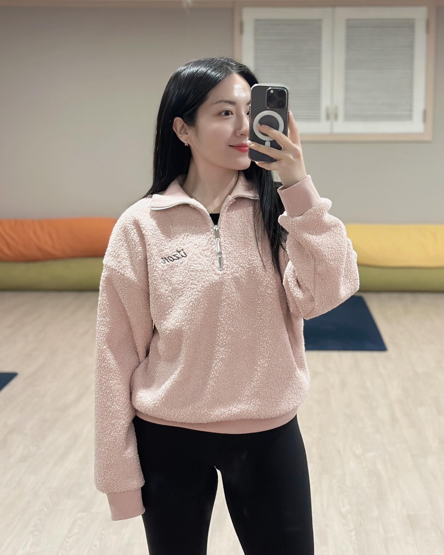 잇존에서 예쁜 선물이 총총 🎁

핑순이지만 한겨울엔 너무 추워보여서
핑크색 옷을 잘 안사거든요 ? 🩷

근데 뽀글이와 핑크가 만난 잇존 #TLK22 는
너무 귀엽고 따듯해보이고 겨울 느낌 그 잡채 !!!! ☃️

너무 예뻐서 오늘 수업에 바로 입고 와버렸어요 💝