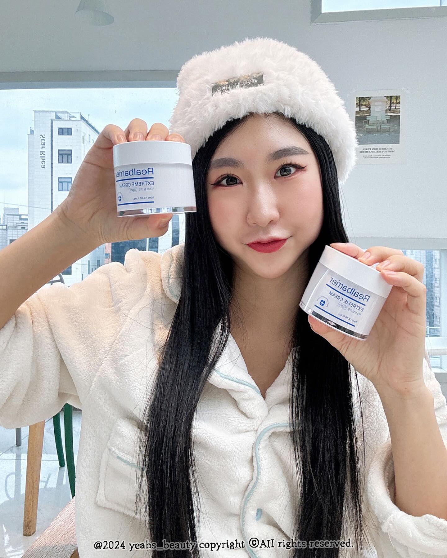 -
#ad #광고 
realbarrier.official 

리얼베리어 익스트림 크림 라이트 / 70ml 🩵

올리브영 1+1 행사중!🙌🏻

피부장벽 전문 더모 코스메틱 브랜드 
리얼베리어가 리브랜딩 되면서 
익스트림 크림 라이트를 새롭게 출시했습니다!!!🤟🏻🤟🏻

요즘 날씨가 오락가락 하면서 
피부장벽이 민감해지고 속건조,속당김이 심했는데요!
이 제품이 딱! 그 사람들을 위한 보습크림이더라구요! 

판테놀과 6가지 히알루론산이 피부 건조를 
빠르기 해결해주고 끈적임없이 쫀쫀한 생크림 제형이 
피부결로 쫀쫀하게 해줘서 결관리에도 너무 좋아요! 

끈적이지 않아서 그런지 저 같은 
지성피부도 편하게 사용할 수 있는 보습크림이에요!🩵

익스트림 크림 라이트를 바르고 그 위에 
파데 바르면 진짜 찹쌀떡같이 
쫀쫀한 피부가 연출되요! 
화잘먹 베이스로 짱이니
피부건조,각질 때문에 
파데 잘 들뜨시는 분들한테
강.추하고 싶은 제품이에요🙌🏻🩵

지금 올리브영에서 1+1 행사 진행하고 있으니 
얼른 설 끝나기 전에 겟!! 해보세요!🙌🏻
.
.
.

#리얼베리어 #익스트림크림라이트 #익스트림크림 #피부장벽강화수분진정크림 #수분진정크림 #올리브영수분크림 #올리브영크림 #올리브영추천템 #수분크림추천 #수부지크림 #수부지 #수부지추천템 #수부지스킨케어 #보습크림 #환절기크림 #환절기피부관리 #환절기피부 #스킨케어 #올리브영추천템 #올리브영할인 #리뷰