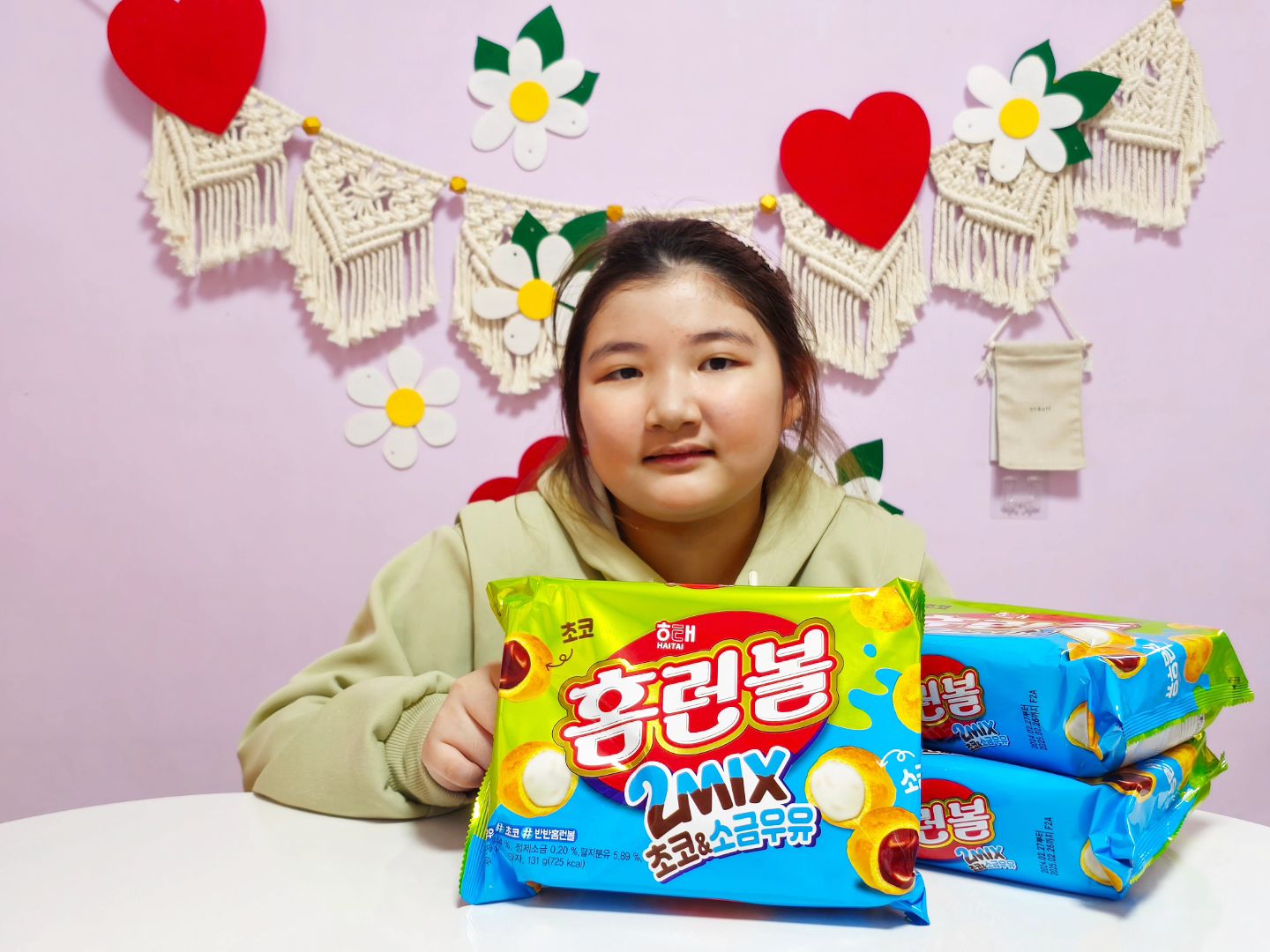 #협찬
[해태]
홈런볼 MIX 초코&소금우유🍪

학교끝나고 학원가기전 간식타임😋

신상과자 준비해두었지요😁
"해태 홈런볼"
샤🎀가 마트가면 꼭 고르는 최애 과자가 딱 두개인데요~
바로 새우들어간 깡이 넘치는 과자와
바로 요 홈런볼이라쥬⚾️

새로나온 요 "홈런볼 MIX 초코&소금우유"는
한봉지안에 초코맛과 소금우유맛이 섞여들어있어
골라먹기도 하고,
랜덤으로 맛보기도 할수있다쥬✌️

샤🎀는 초코맛이 좋다하고~
샤맘은 소금우유맛이 좋고~
사이좋게 냠냠💕

시즌한정제품이라니
얼른 얼른 쟁여두어요~~😘

🛒
https://brand.naver.com/haitaimall/products/10036354353​

#정시아😘
#샤샤공주👑
#정샤💓
#정베비👶 #주니어 #주니어모델 #주니어뷰티 #초딩 #사랑스러운
#초등일상 #홈런볼2MIX #해태제과 #과자 #간식 #신상과자 #신상과자리뷰 #먹스타그램 #간식스타그램 #홈런볼 #홈런볼신상 #홈런볼2MIX #홈런볼소금우유
