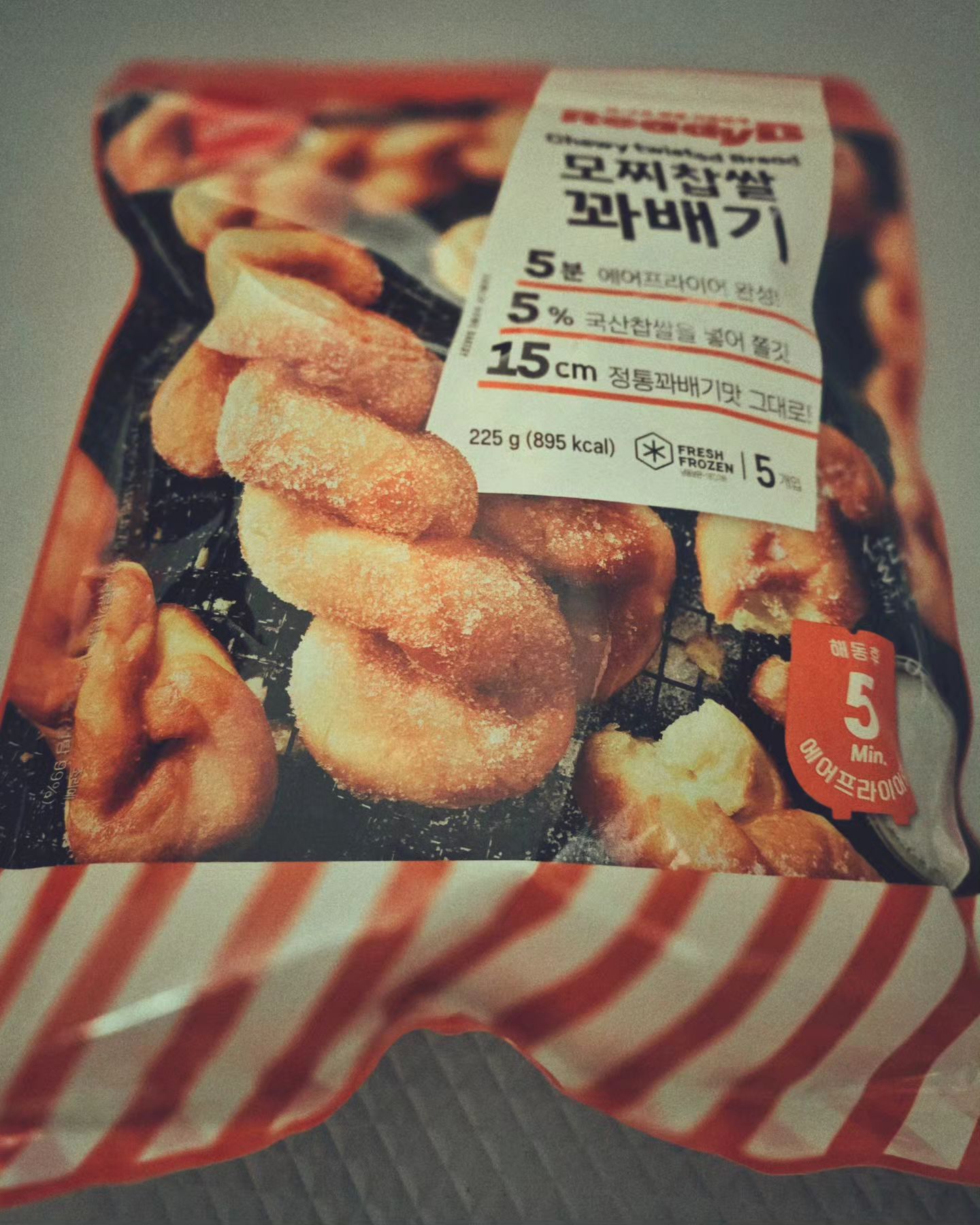 #협찬 #삼립빵 #삼립모찌찹쌀과배기

꽈배기 먹고 싶을때 간편하게 먹을 수 있는 제품이 있어요

삼립 빵들은 정말 좋아 하는데 모찌찹쌀 꽈배기도 정말 맛있네요

설탕도 들어있고 에프에 간단하게 170도 7분만 돌리면 되니 간편하게 먹을 수 있어서 아주 좋아요

겉은 바삭 속은 쫀득~!! 밖에서 사먹는 꽈배기보다 더 맛있는것 같아요

역식 빵의 전통명가 삼립 꽈배기도 실망 시키지 않네요 쿠팡 로켓프레시로 집에서 간편하게 시켜드셔보세요

아주 맛있어요