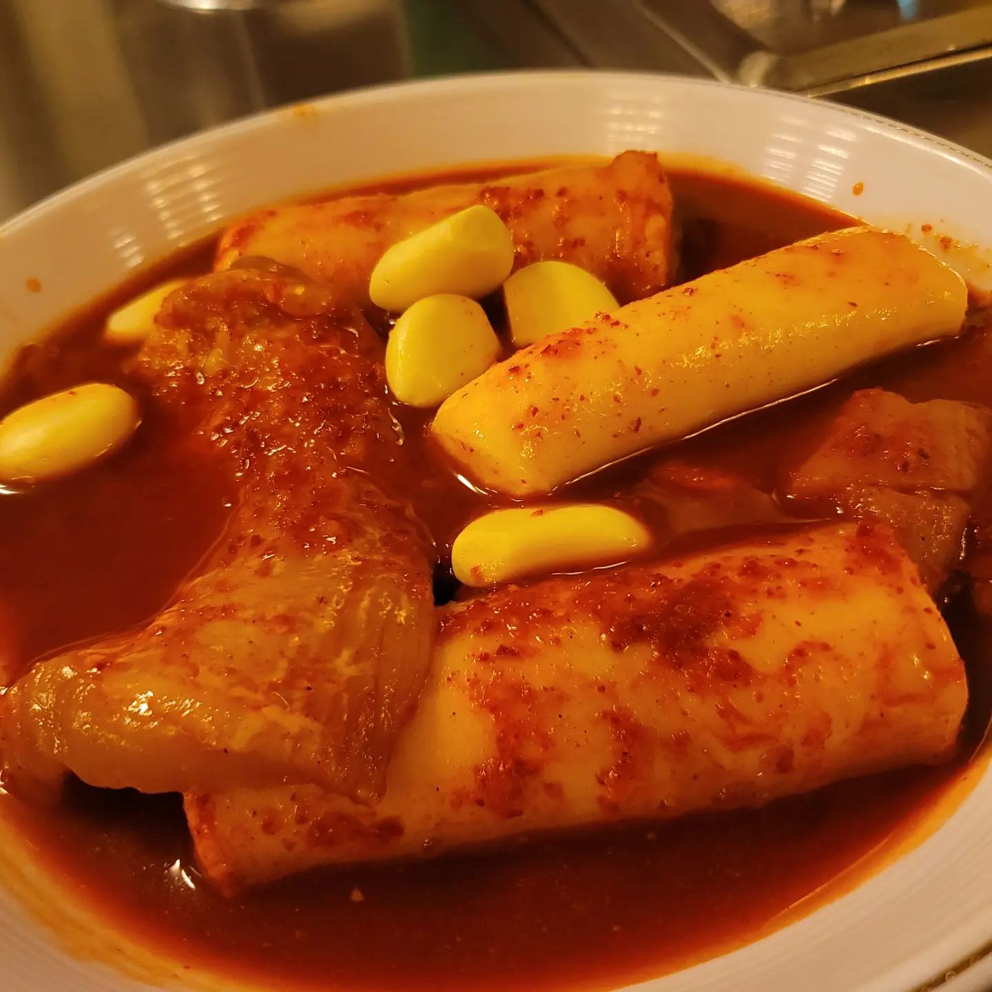 #협찬 <세광양대창 야탑점>
먹으면 저절로 웃음이 나오는 양대창 맛집

야탑역 1번 출구 부근에 있는
<세광양대창 야탑점>에 다녀왔습니다! 

역과 매우 가까운곳에 위치해 있어 
찾아가기가 너무 편했어요😁

가게에 도착하자마자 감탄부터 시작했습니다

인테리어가 정겨우면서 이쁘다는 느낌을 동시에 받기가 힘든데

<세광양대창 야탑점>은 정겨움과 동시에 이쁘다라는 생각을 바로 하게 되더라구요

퇴근하고 편하게 내 집처럼 가고 싶어지는 느낌이었습니다🥰

가게 내부도 매우 넓고 내부에 공간도 여러 공간이 있어 

데이트장소, 회식장소, 외식장소 모두 너무 좋을것 같아요

저는 항상 처음 가는 가게에서는 골고루 맛보는걸 좋아해

모듬구이를 시키고 깔끔한 마무리를 위해 볶음밥도 같이 시켜보았습니다

세광양대창은 재료 숙성 과정부터 다른 양대창 가게들과는 달랐는데

양대창을 참다래소스가 아닌 참다래로 이틀 이상 저온 숙성하더라구요😲

게다가 구워주시는 방법도 참신했는데

먼저 준비된 모듬구이 재료들을 숯불에 살짝 구우신 후 

살짝 구워진 재료들을 꺼내 특제 소스에 버무리시고 
다시 숯불에 구워주십니다

1차로 가벼운 초벌이 되니 잡내도 없어지고 초벌된 상태로 소스에 버무려지고 다시 숯불에 구워지니 

감칠맛과 숯불향까지 더해져 모든 메뉴가 먹을때마다 감탄이 나올 수 밖에 없었어요😍

🎈대창 - 너무 고소해서 할 말을 잃은 대창!

느끼함은 입에 넣은 순간 이미 녹아버려서 느낄수도 없고 고소한맛만 강하게 남더라구요

친근하신 사장님께서 직접 맛있게 먹는 방법도 알려주시는데 그 방법대로 먹으면 맛있음이 배가 돼요

너무 맛있어서 저도 모르게 정신줄 놓고 전부 집어먹어버려 일행은 대창을 맛도 못 봤을 정도였어요☺️

🎈특양구이 - 쫄깃쫄깃 꼬들꼬들 특양구이🔥 

씹으면 씹을수록 세광양대창 특유의 소스맛과 감칠맛이 계속 입안에 퍼지더라구요

쫄깃하고 꼬들꼬들해 씹는맛도 너무 좋은데

숯불향까지 같이 더해지니 입에 오래오래 보관하고싶은 느낌이었어요🥰

🎈막창 - 보통의 막창과는 아예 다른 음식 처럼 느껴졌어요 

막창이지만 막창이 아닌 느낌? 쫄깃하면서 부드러움이 동시에 느껴지는 정말 최고의 막창이었어요

세광양대창만의 숙성법과 굽는법 때문인지 

모든 메뉴가 단순히 맛있다라는 단어로는 표현이 부족할 만큼 맛있었어요

어느정도였냐면 한입 한입 먹을때마다 저도 모르게 계속 저절로 웃음이 나오더라구요😄

일행이 왜그렇게 웃으면서 먹냐고 하더라구요
먹는내내 입이 귀에 걸렸다고😅

음식이 너무 맛있어서 웃음이 절로 나오는건 처음 해보는 경험이었어요

🎈양볶음밥 - 세광양대창의 볶음밥은 볶음밥 자체가 메인메뉴라고 해도 손색 없을 정도의 퀄리티 였습니다.

특양이 푸짐하게 넣어진 상태에서 볶아져 나와 고소한 맛과 맛있게 매콤한 맛이 

모듬구이를 먹은 후 깔끔하게 마무리하기 좋더라구요🥰

다른곳들과는 다르게 볶음밥에 치즈추가까지 가능해 치즈추가도 해보았는데 

치즈로 폭포를 만들 수 있을만큼 치즈도 한가득 올려주십니다

치즈와 특양이 한가득 들어간 잘 볶아진 매콤한 볶음밥 마무리로 정말 최고였습니다😆

환기구도 시야를 방해하지 않는 하향식 환기구조로 돼 있어 냄새가 벨 걱정도 없고 

이야기 나누면서 식사 하기테도 지장이 전혀 없더라구요

모듬구이들 외에도 소갈비, 채끝등심 같은 구이 메뉴와  곱창전골, 김치우동같은 메뉴들도 있어 

입맛에 맞게 다양한 음식을 즐길 수 있는점도 너무 좋았습니다😚

인테리어에 감탄하고 음식맛에 두번 세번 네번 감탄한 

인생 맛집리스트에 저장된<세광양대창 야탑점>

맛있는 양대창 드시고 웃고 싶으신 분 방문 강추드립니다😍

❤모듬구이(대창+막창+특앙)510g/51,000원
❤양볶음밥/13,000원(치즈추가+2,000원)
❤경기 성남시 분당구 장미로86번길 9 1층
❤영업시간 : 월-금 15:00~23:00/ 토14:00~23:00(매주 일요일 정기휴무)

#야탑역맛집 #야탑맛집 #야탑곱창 #곱창맛집 #분당맛집 #성남맛집 #양대창맛집 #야탑데이트 #야탑회식 #야탑맛집추천 #분당맛집추천 #성남맛집추천 #야탑동맛집 #양대창 #막창 #대창 #특양 #먹방 #먹스타맞팔 #먹스타 #맛스타그램 #맛집 #일상 #데이트 #맞팔 #먹팔