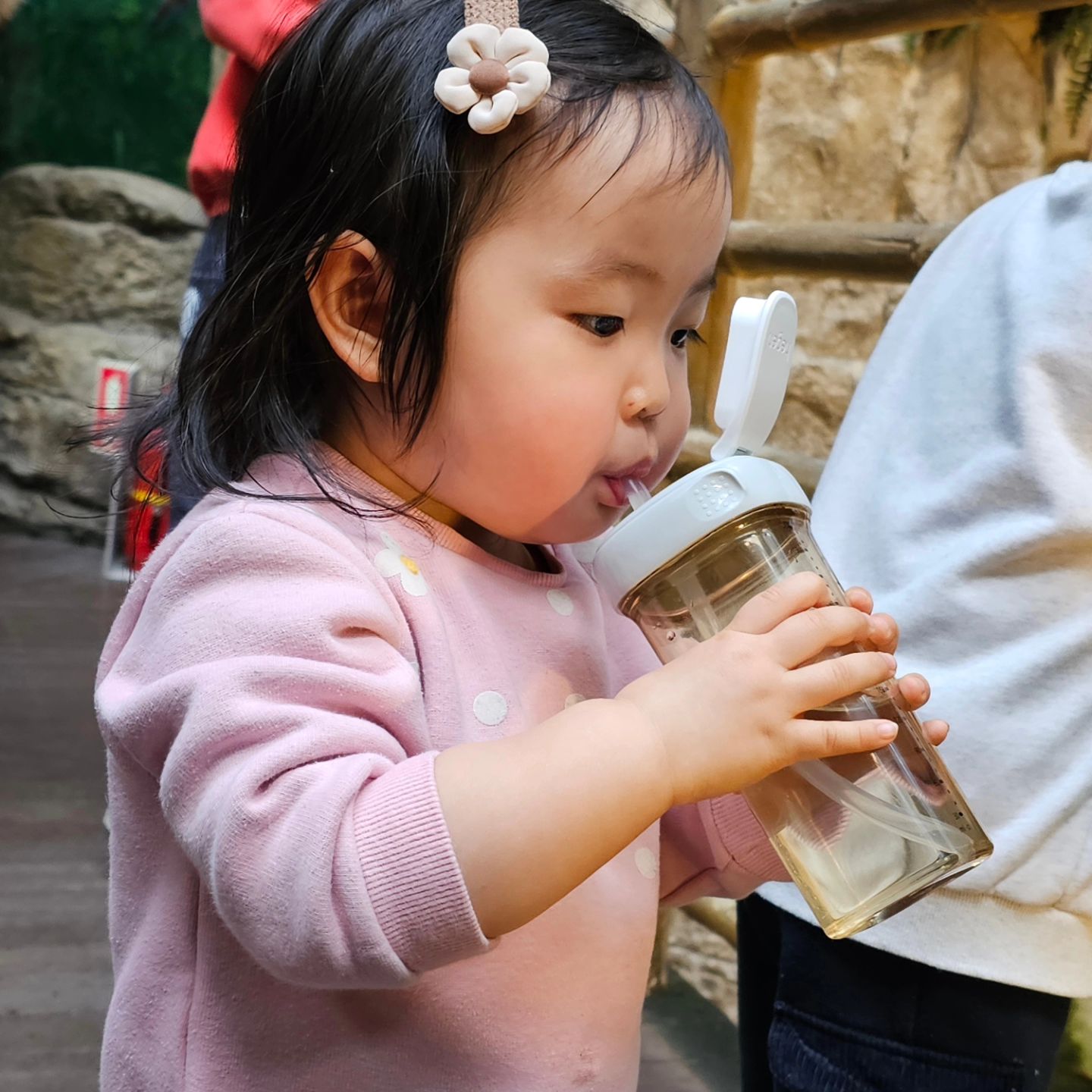 #협찬

가족나들이 필수템으로 구비중인 헤겐 아기 빨대컵!
사실 아이 둘을 키우면서 
지금까지 써본 아기 빨대컵만 10개 넘는듯
그런데 그중 개인적으로 참 괜찮았다 
생각되는 브랜드가 바로 헤겐이에요 :)
일단 맑힘없는 0자형 빨대로 
빨대컵 사용이 익숙하지 않은 어린 아기들이 먹기도 좋고
330ml의 대용량, 뚜껑 일체형이라 
분실염려도 없고 참 좋더라고요 ❤️ 

그런데 내가 써보고 참 좋다 싶은 제품, 
알고보면 다른 사람도 다 그렇게 생각하잖아요.
헤겐 빨대컵은 품절대란으로 작년 사전 예약 판매까지 했다고 !
아기 빨대컵 고민이신 분, 품절되기 전에 얼른 get하세요 🌈 

#아기빨대컵 #빨대컵 #헤겐 #나들이필수템 #품절대란 #품절사태