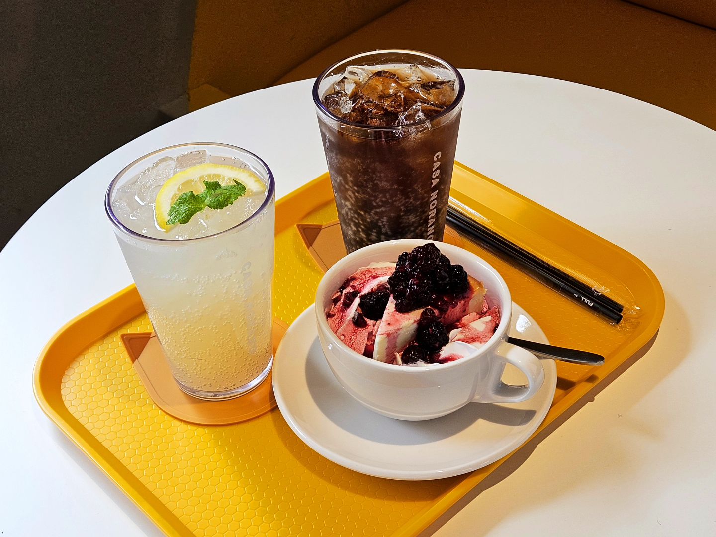 #협찬 
잠실 송리단길 힙한 핫플레이스
신상카페 [까사노랑] ☕🍹

기본적인 커피류, 논커피, 특별한 치즈케이크 디저트들,
알콜이 들어간 음료들이 있는 특색있는 카페

-
✅ 버번콕 - 9000￦
✅ 노랑에이드 (탄산) - 7000￦
✅ 베베 치즈케이크 - 7000￦
-
📌서울 송파구 백제고분로45길 5 2층
⏰ 매주 월요일 휴무
화~일 12:00 ~ 22:00
라스트오더: 21:00
-
사장님이 진짜 친절하시구 넘 이쁘심...💕
또 가고 싶고 나만의 아지트 같은 곳!!
음료랑 디저트가 진짜 너무 찰떡궁합...❤
연인,친구,혼자가도 괜찮은 곳!
-
#까사노랑 #송리단길바 #송리단길데이트 #송리단길술집 #제품제공