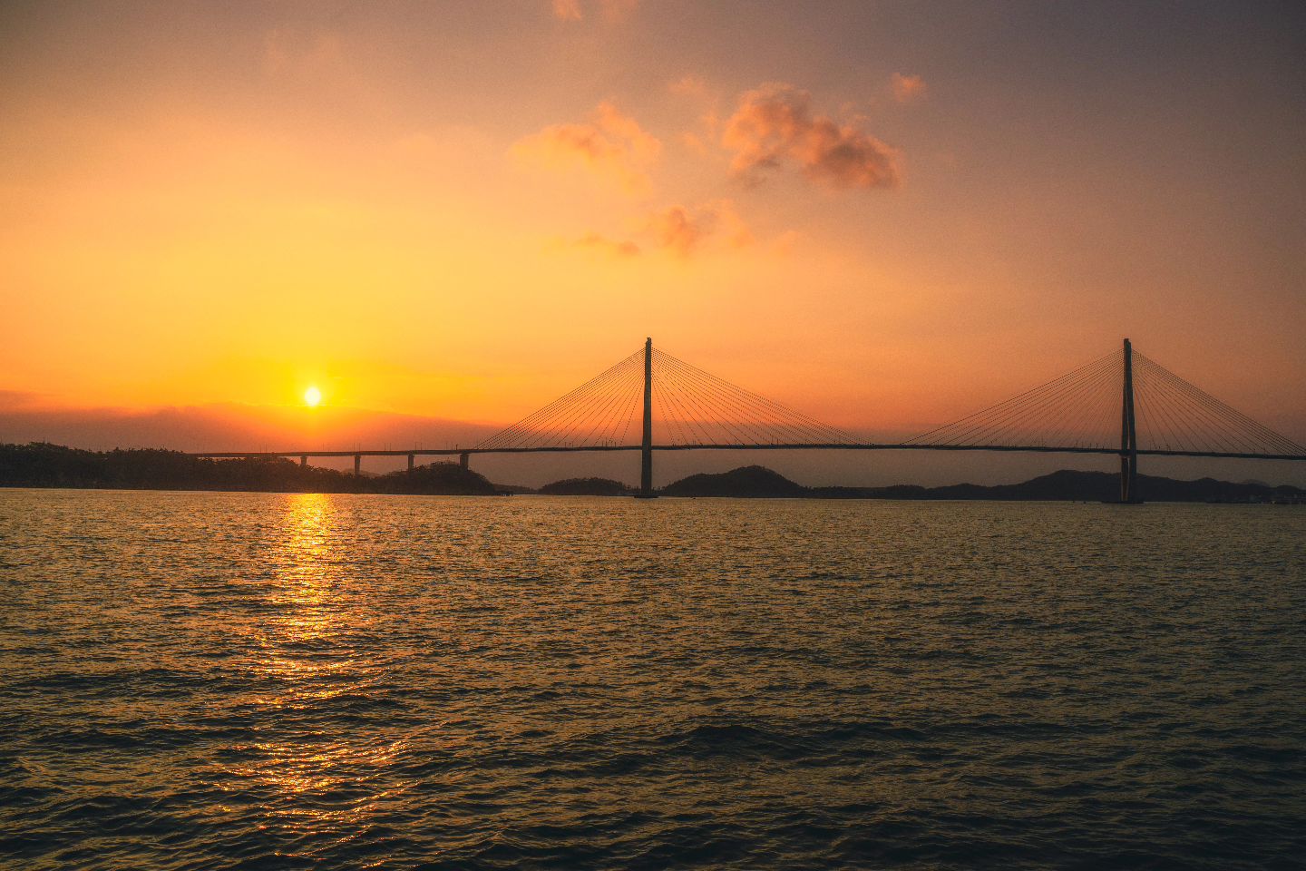 얼마만의 일몰인지🙏
비좀 그만 내렸으면 하는 요즘😅

#일몰 #sunset #목포 #대반동 #풍경사진 #일상기록 #사진소통 #감성사진 #korea