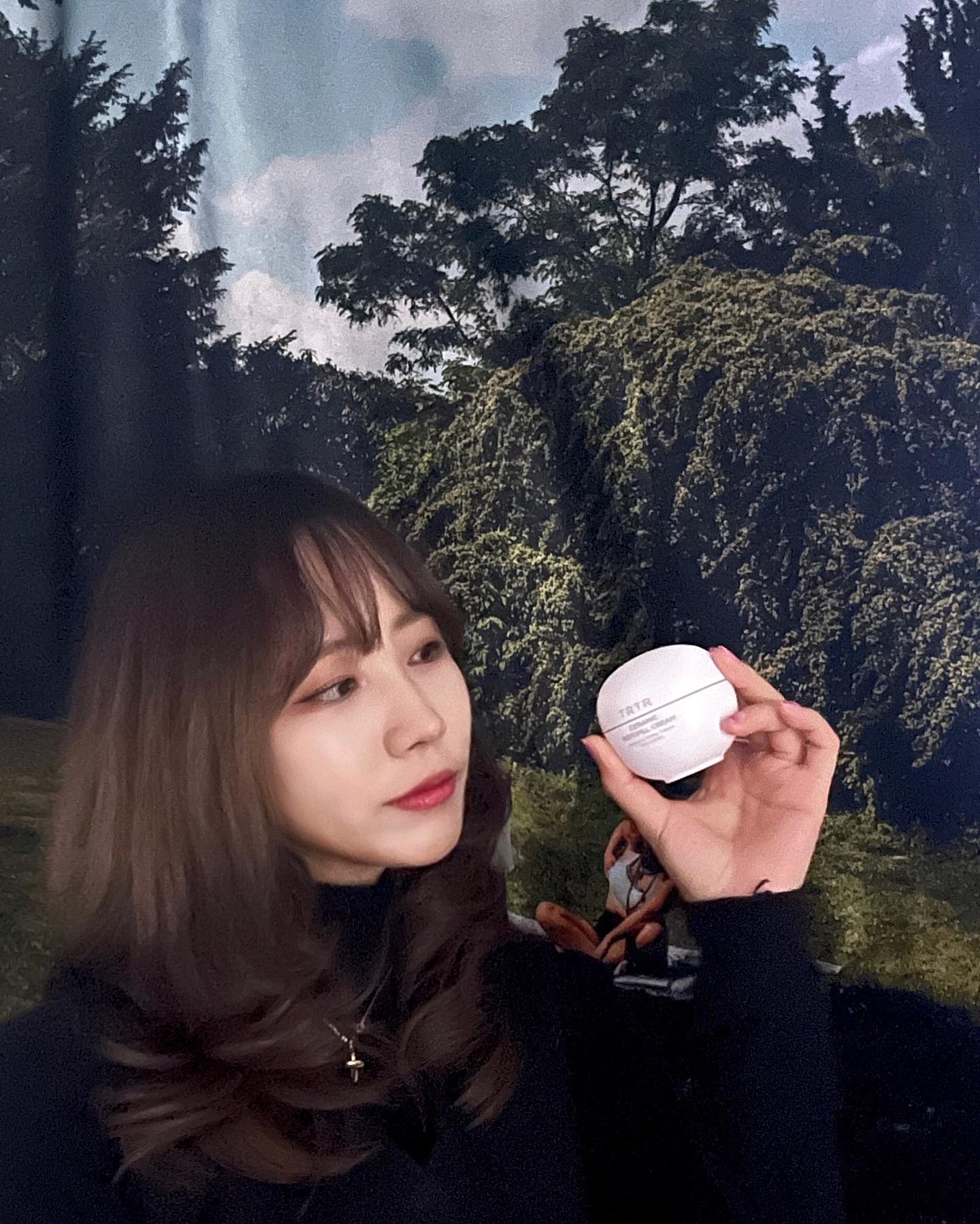 tirtir_official
이미 런칭부터 조기 품절 된
쫀쫀하게 밀착되는 #도자기펩티필크림
바르자마자 올라오는 광채랑 도자기피부결
손등에 올려도 이정도인데, 얼굴은 말모🫶🏻
 
피부노화 리턴지수 개선과 피부보습,
탄력 168시간 홀딩효과로 데일리케어로 딱!
 
📍1월 11일(목) PM 22:55~23:55
GS홈쇼핑 런칭 방송 놓치지 마세요🤍
 
*더블 구성 159,000원 (-64.7%)
50ml6개 +10ml4개 +1ml4개
*싱글 구성 109,000원 (-51.6%)
50ml3개 +10ml2개 +1ml2개
 
#티르티르 #티알티알 #슈퍼펩타이드크림
#펩타이드장인크림 #데일리에이 징크림
#도자기피부 #도자기빛크림 #데일리에이징
#별자리라이트닝 #피부시간리턴크림