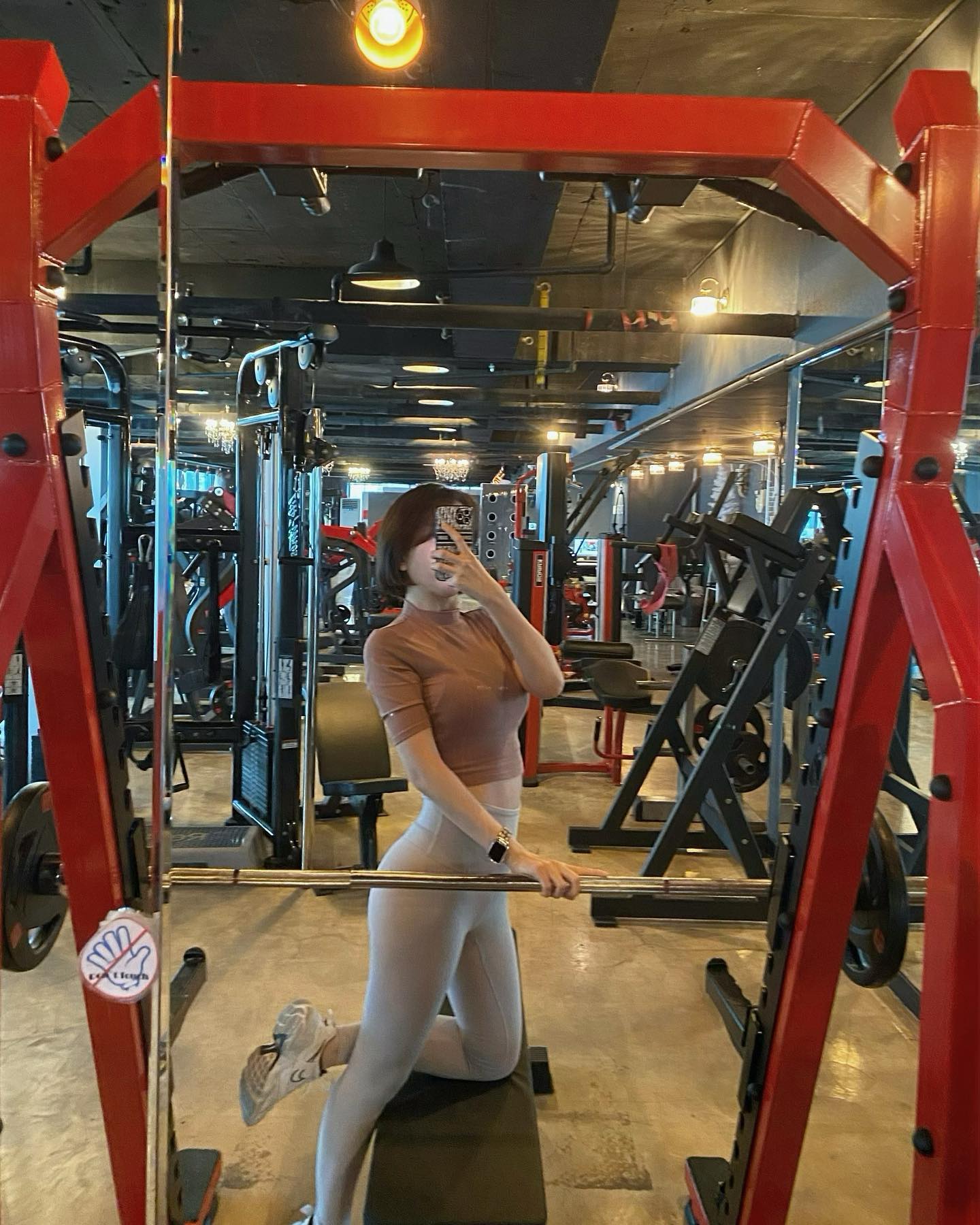펌핑펌핑 🍑

하루만 운동해도 몸은 달라진다는 걸
직접 느낄때면, 운동의 매력에 빠져나오지 못할때!

그 어느 장소보다 헬스장이 제일 마음 편하고 좋다

메리크리스마스 나의 님들 🎄❤️