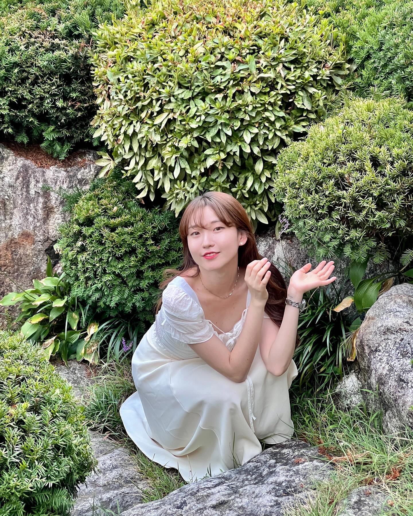 대방동 나들이٩( ᐛ )و
큰 대문을 지나 예쁜 정원 계단을 올라가면 맛있는 한식집이🌸 돼지갈비찜도 맛있고 오리불고기도 맛있고 미역국이랑 오리탕도 맛있고,, 

예쁘고 몽글몽글한 정원이 있는 정가는 저녁 식사 시 예약이 필수입니당☺️ 다음에 부모님을 모시고 와야겠어용 우리 홍시자몽이는 언제 다 커서 엄마 데리고 식당에 오려나,,? ʕ⁎̯͡⁎ʔ༄올려야 할 사진이 한가득이지만 난 여전히 쨔몽의 품안에,,💕