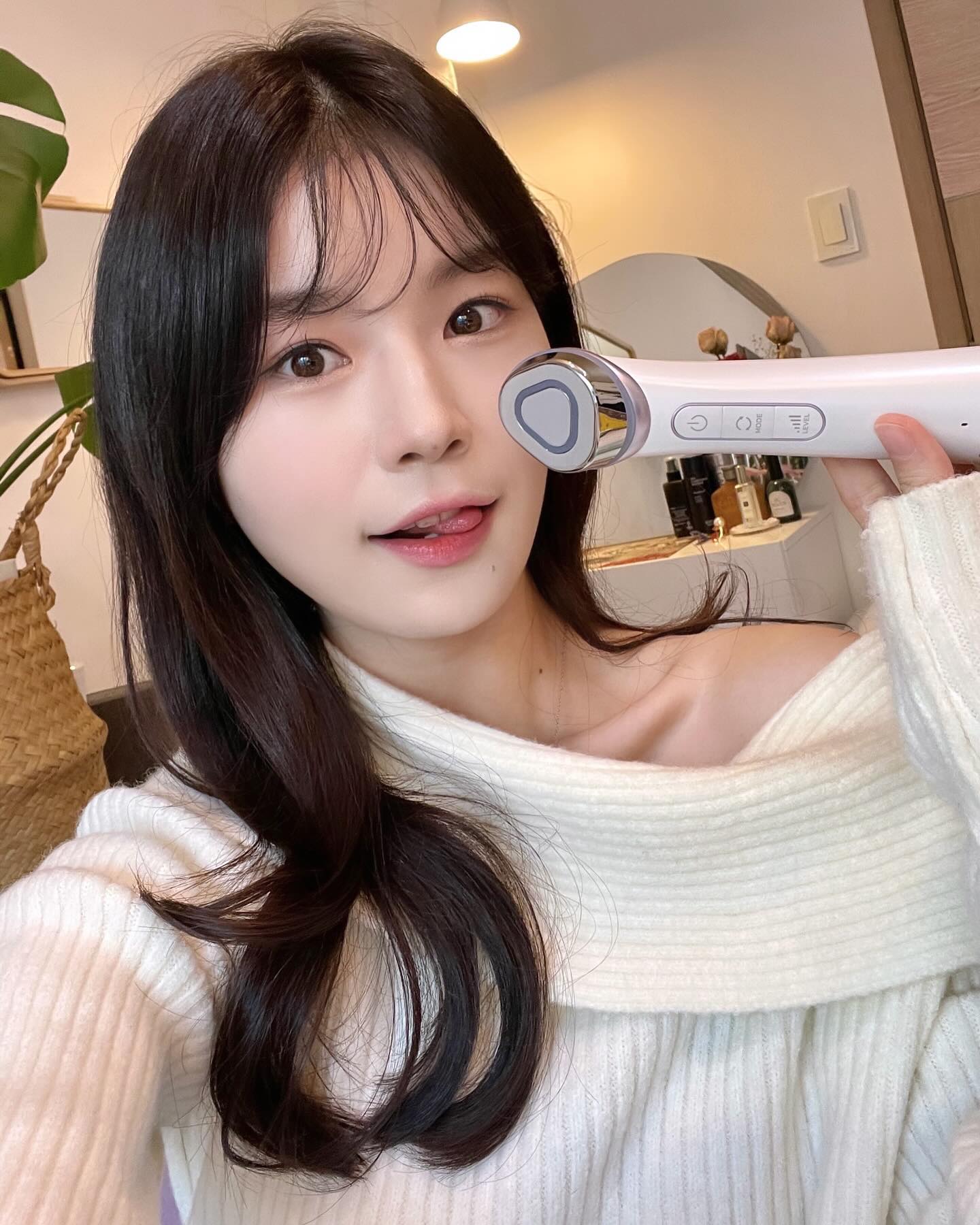 요거 하나로 피부고민 끝🤍✨

브라이트닝, 흡수, 탄력 모드로 3in1 이지만 10in1 효과를 볼 수 있는 제품🤭
동국제약에서 만든 <센텔리안24 마데카프레임> 이에요!!

#광고 #동국제약 #센텔리안24 #마데카프라임 
centellian24