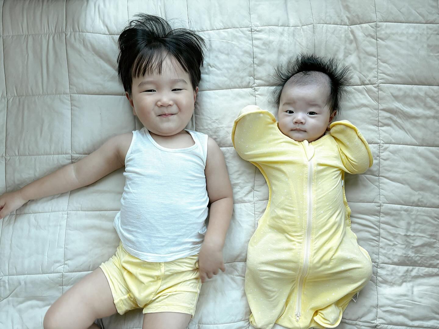 𝐇𝐰𝐚𝐧 ෆ 𝐒𝐞𝐨𝐥 ꪔ̤̫ 

26개월 오빠야는 코니 팬티 💛
2개월 공주는 코니 스와들업 💛 
우리 설이 조금 더 커서 실내복도 오빠랑 커플로 입짜.ᐟ 

🐧  konnybaby_kr 

ෆ