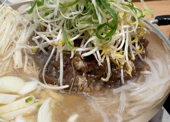 #협찬
개수리막국수 안산반월점 간도 적당하고 나이불문 맛있게 너무 잘 먹었다🤤

대화파불고기 - 장인의 비법간장에 재운 부드러운 🐂고기와 달큰한 대파향을 더해 맛을 낸 옛날🔥고기 짱맛!!👍

텔레기수제비 - 구수한 된장육수에 시원한 맛의 🦐와 갖은 채소가 들어간 따뜻한 별미

네이버 플레이스 링크 : https://naver.me/5jYGUElq

✔️ 세트메뉴 주문 시 13,000원인 닭튀김과 수육 -> 10,000원 할인
✔️ 사계절 내내 맛있는 일품별미가 가득한 복합외식공간

#반월동맛집 #안산맛집 #반월역맛집 #옹심이맛집 #불고기맛집 #전골맛집 #수제비맛집 #칼국수맛집 #안산막국수 #likeforlikes #like4follow #like4likes #l4l #like4likes #daily #likeforlikes #likeforfollow  #followforfollowback #follow #followers #follow4like #follow4followback 

gaesurimaggugsu_
