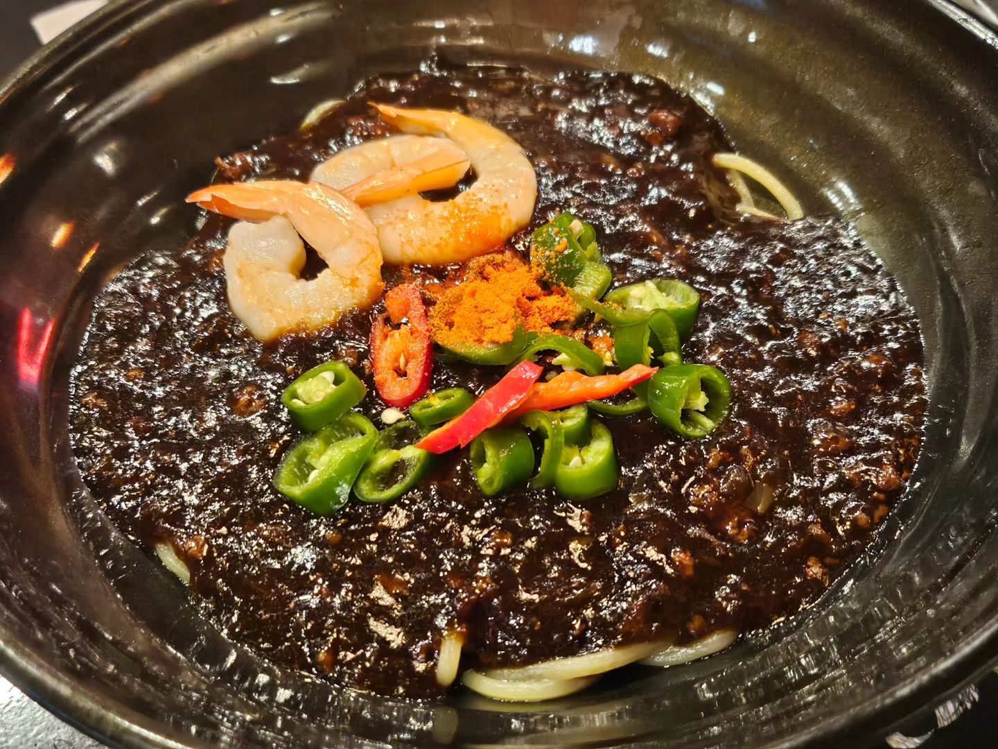 매콤한 새우 고추짜장
근데 새우는 세마리...ㅋㅋㅋㅋㅋ
차돌짬뽕도 맛있고
유린기까지 배터져 진짜

맛난거 사주는 사람 조은사람😘