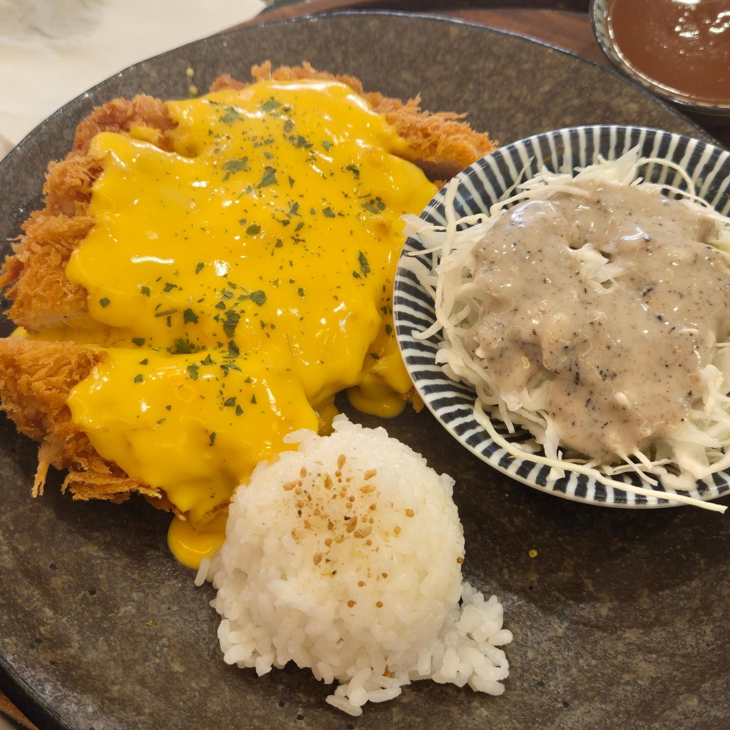 #계양 #백소정 #체다치즈카츠 #마제소바 #에비텐 

맨날 줄서있길래 궁금했는데
맛있고 두툼하고 좋네!
재방문의사 있움!

#먹스타 #맛스타그램 #나능계산 #돈카츠 #소바 #새우튀김 #체다치즈