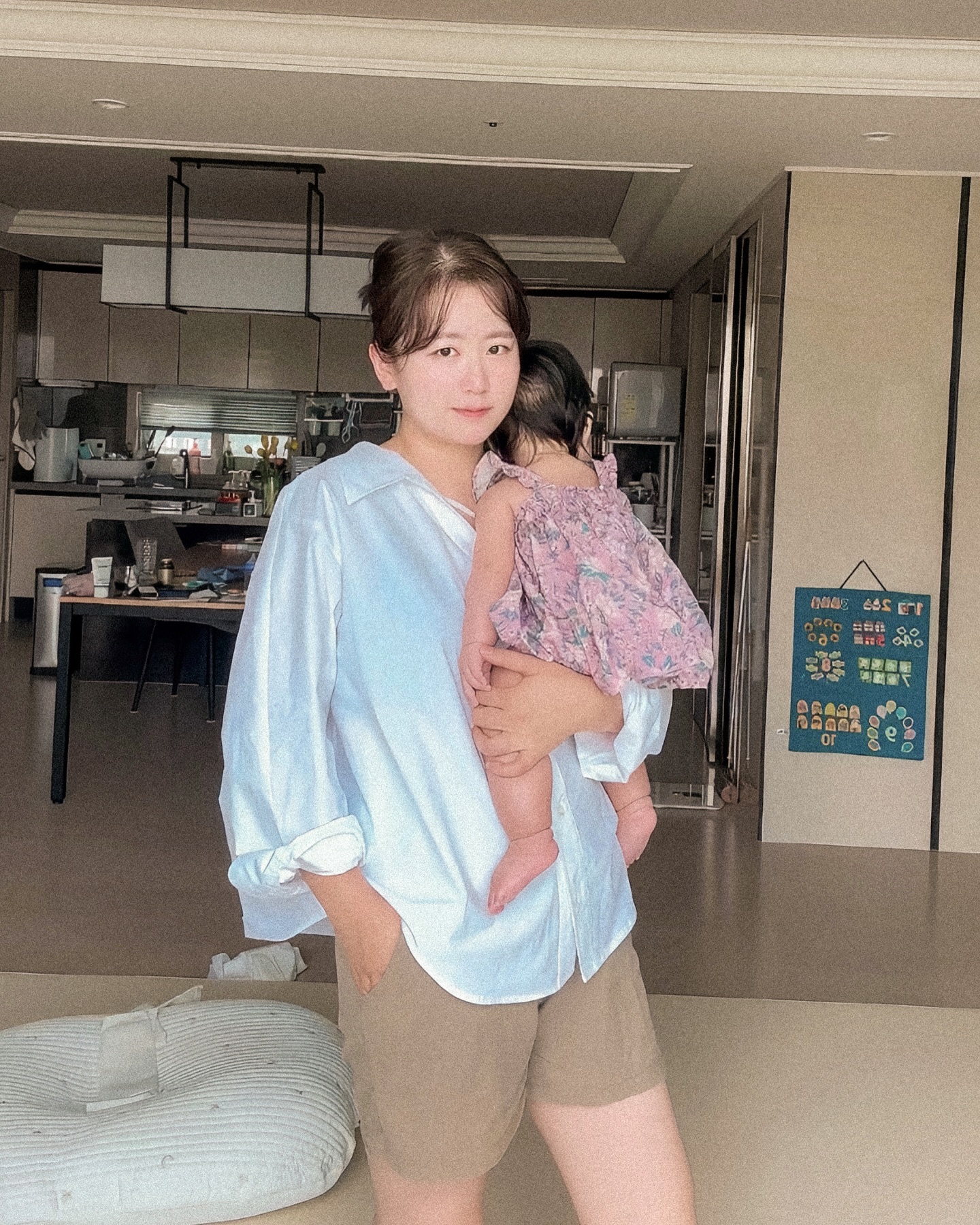 슬기로운 주말을 엉겹결에 보내고나니 또 휴가갈 날이 다가오네 
여행에 빠질 수 없는 주류사러✔️🧃 
이날 우린 11am~12am을 밖에서 보냈는데 꽤나 쫌마니 피곤했던 날이였g 

#우리집_작은소녀_어느덧_내상반신길이만해 🫨