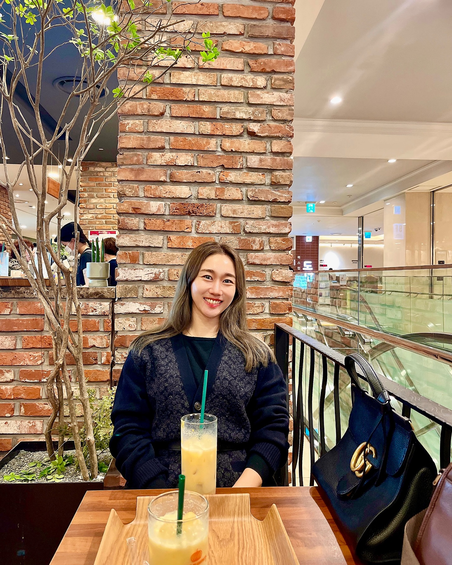 🫰🏻

새벽에 숙소에 도착해서
궁금했던 땅땅치킨 배달시켜먹고
(어렸을 때 자주 먹던 치킨 맛과 같아서 좋았음)

늦잠 자고 땅땅 부은 얼굴로 
현대백화점에서 데이트하다가
카페 펌킨이 있길래 호박라떼 먹고
(맛이 없어서 깜짝 놀람)

부산 방문의 목적인 W웨딩시티 도착해
아름다운 현정 언니 드레스 입은 모습도 보고
세상 귀엽고 사랑스러운 결혼을 축하하고
(박수 치다가 손바닥이 터질 뻔한 남편)
맛있게 식사!

현정 언니 결혼 너무 축하해요! 😍
형부랑 평생 행복하세요! ❤️‍🔥