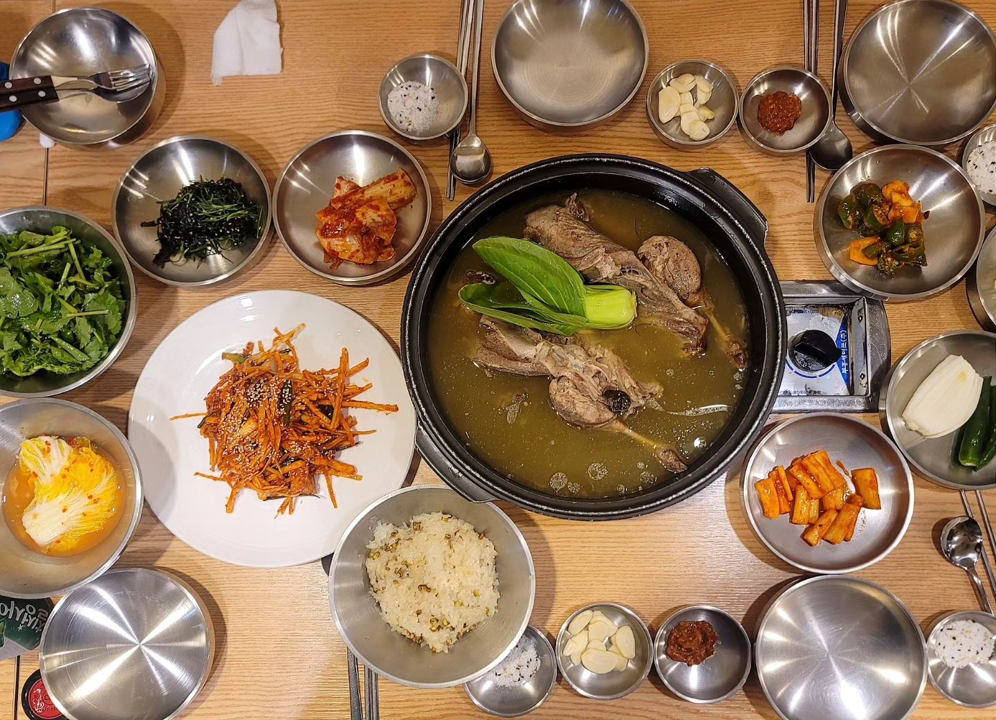 .
부모님 모시고 다녀온 #울산무거동맛집

입맛 까다로운 우리집똥강아지는
백숙고기도 두그릇, 죽도 두그릇ㅋㅋㅋ
마지막 남은 한숟갈도 놓칠 수 없다며 그릇까지 세워먹음

너무 맛있어서 바닥 보이도록 긁어먹고 온 
#누마루 #울산백숙맛집
