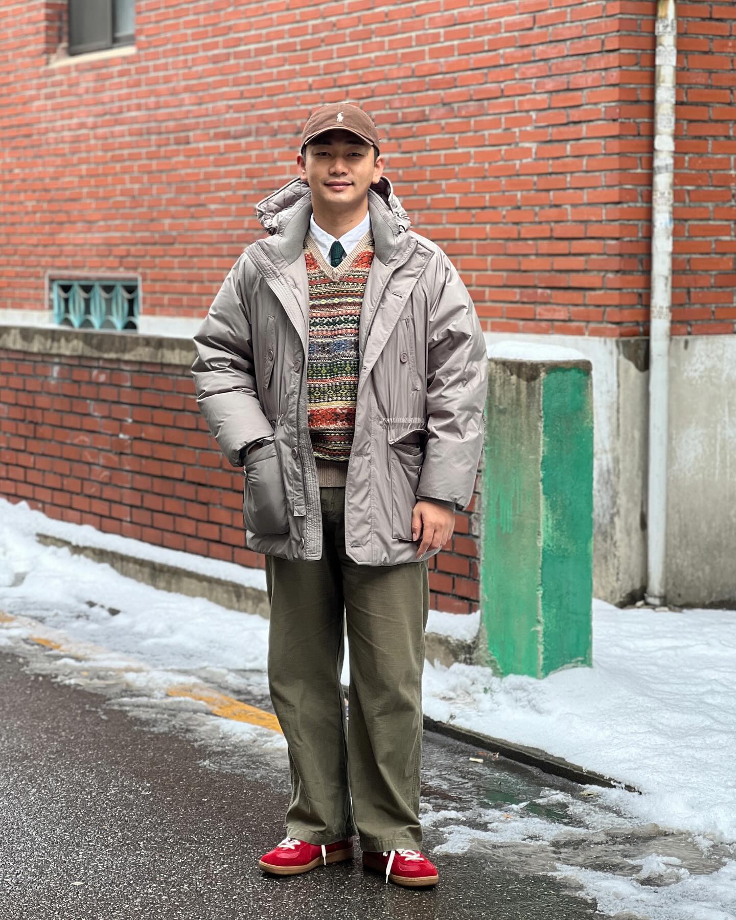 추워욘

아직까지 겨울은 겨울인가 봅니다🥶
살짝 추위가 누그러 졌다해도 계절을 상기시키는
눈도 내리고 말이죠. 그래도 그 계절이 주는
운치라는걸 즐기면서 살아봅니다.
아참 이번주 부터 웨이트를 다시 할 예정인데
과연 꾸준히 나갈 수 있을까요?🤔
.
.
.
.
.
.
.
.
#아가리어터
#운동은내일부터
#남자겨울패션
#패딩코디
#캠브리지멤버스 
#폴로랄프로렌
#무탠다드
#퍼티그팬츠
#독일군스니커즈 
#wintercasual 
#casualoutfit 
#mendaily
