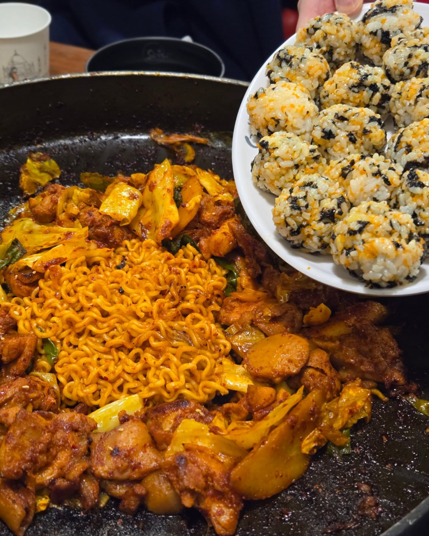 🍴철판닭갈비(유가네닭갈비)🍴
.
❗️위생등급 매우우수 닭갈비 매장❗️
.
언제먹어도 맛있는 닭갈비💕
대연역에서 내려 조금만 걸어가면 보이는 2층의 유가네 닭갈비 도착👏
매장안이 꽤 넓어서 모임하기도 괜찮아보임👍
.
테이블에서 키오스크로 편하게 주문하면 주방에서 닭갈비를 직접 구워서 가져다주신다🤭
테이블에 와서 굽지 않으니까 냄새도 훨씬 덜 베이고 양념이 튀지도 않아서 좋음✌️
메뉴 준비되는동안 셀프바 이용하면 되는데 사람이 많이 이용하는데도 완전 깔끔하게 유지👍
청결덕분에 기분좋은 식당👏
.
닭갈비에 빠질수 없는 라면사리 추가 후 날치알 주먹밥까지 먹어주기😍
주먹밥은 뜨끈뜨끈한 밥으로 나오는데 양이 꽤 많아서 하마터면 남길뻔😆
.
닭갈비 맛은 말해뭐해🤭
양념이 잘 베여서 부드러운 닭갈비에 떡이랑 감자사리까지👏
마지막에 밥도 볶아먹는게 진리지만 양이 많아 배불러서 더 못먹은게 아쉬움🤣
.
주차장도 아슈레주차장, 갤러리매디타워주차장, 대연동신주차장 이용가능하니 접근성도 좋음✌️
닭갈비 땡길때 방문해보기😍
.
🔹️부산 남구 유엔평화로 8 2층 유가네닭갈비
🔸️유가네닭갈비 9,500
🔸️라면사리 2,000
🔸️날치마요주먹밥 5,000
.
.
#협찬 #유가네닭갈비대연점 #유가네닭갈비
