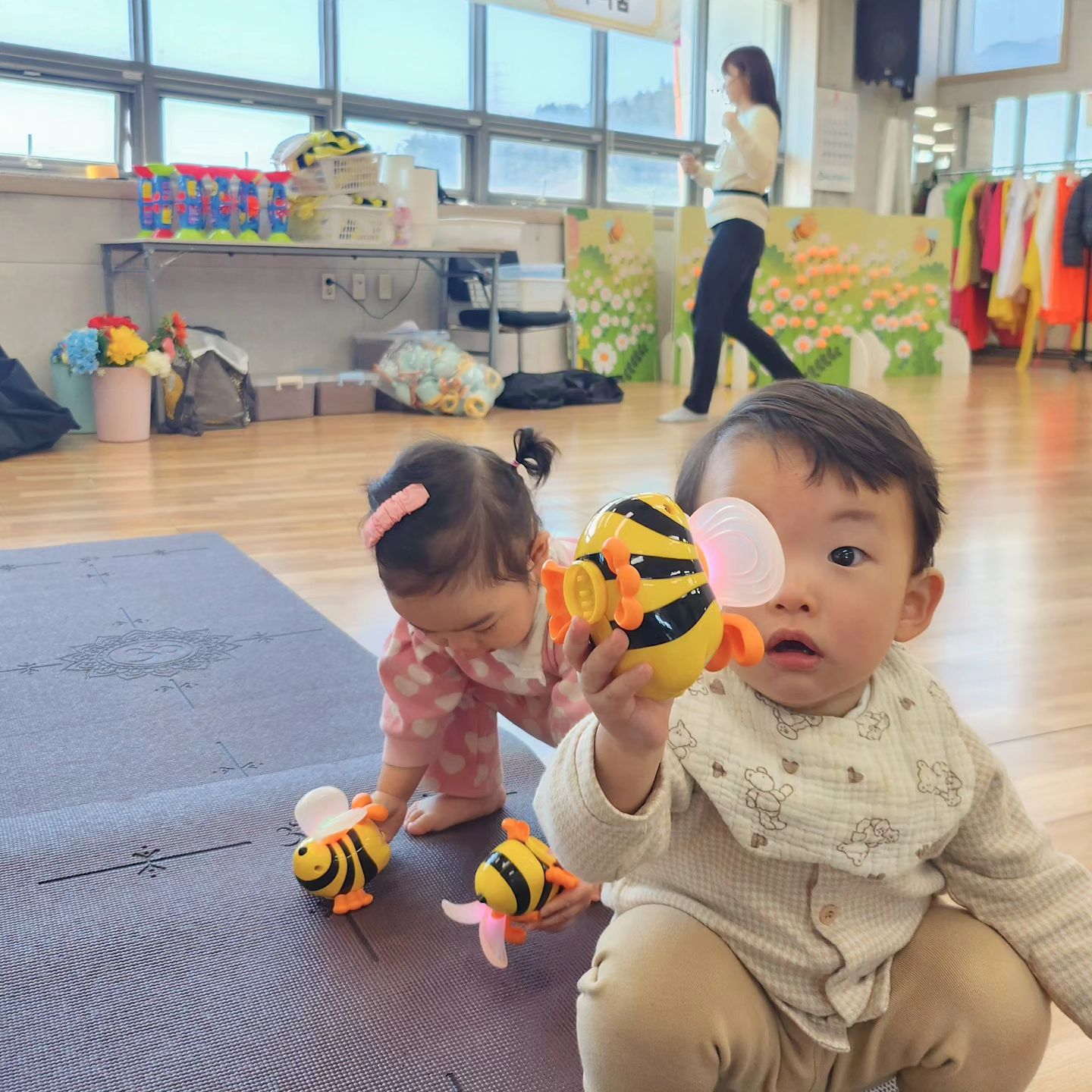 새롭게 시작한 촉감놀이 🧡
_jj_kkong  함께라서 행복한 
태오 🌟 

차에서 잠들어서 
어리둥절한 상태였는데 
째째가 다가와서 태오에게
장난감 가져다주고 
놀아줘서 적응완료 
했습니다 .ᐟ.ᐟ.ᐟ