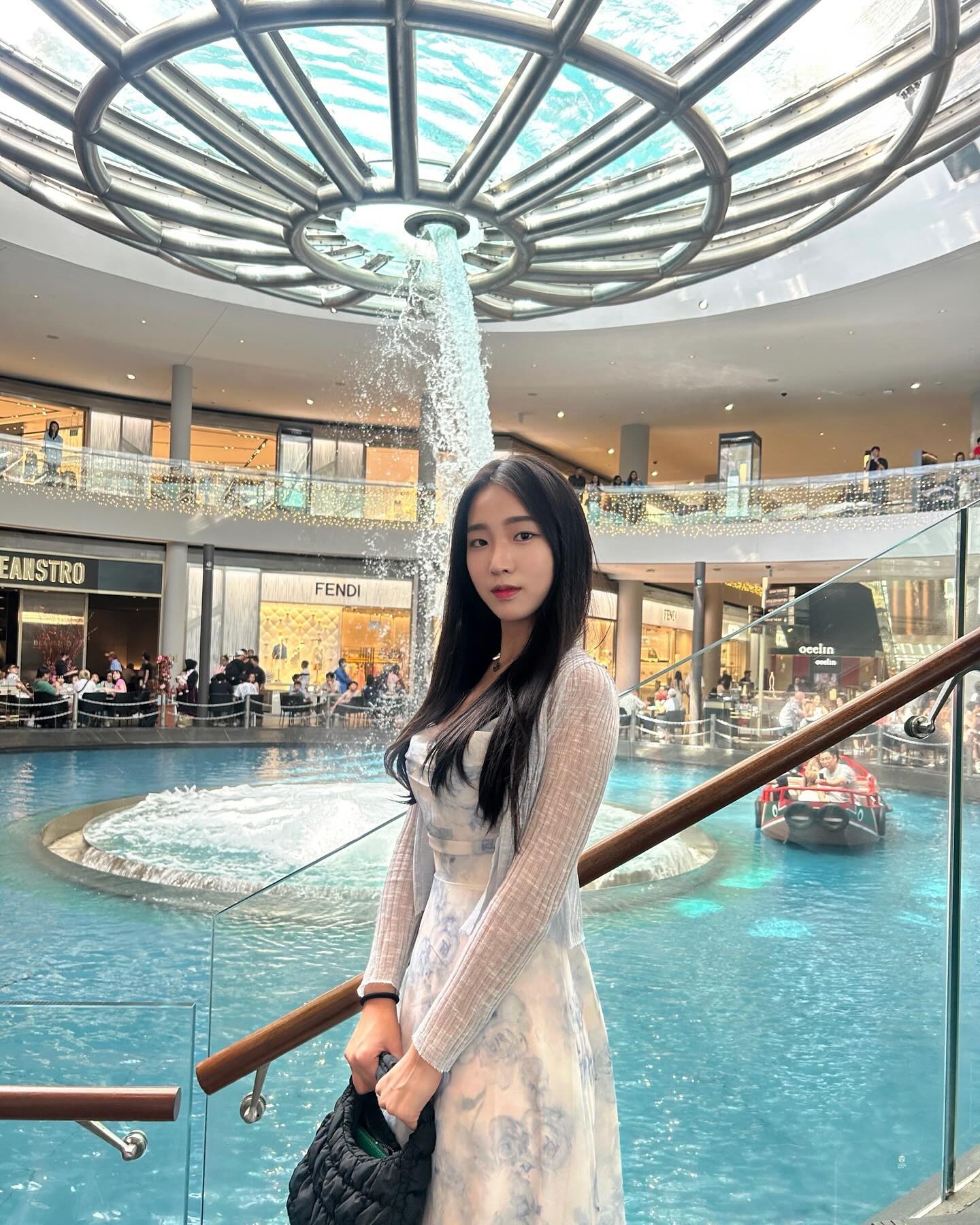 마리나베이샌드 인공폭포 '레인 오큘러스'
곤돌라 매진이라 못타서 슬펐지만 난 괜찮아🥲

#해외여행 #싱가포르 #싱가폴 #싱가포르여행 #마리나베이샌즈 #곤돌라 #레인오큘러스 #singapore #travel #singapore #marinabaysands #rainoculus
