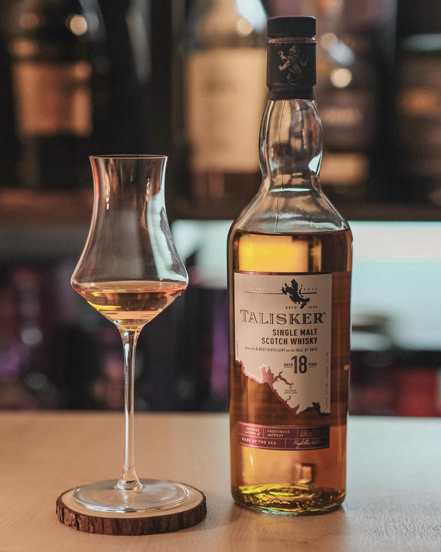 제겐 너무 완벽한 피트 위스키, 탈리스커 18년입니다🥃

파인애플같은 화사한 열대과일 향이 가득하고, 단짠단짠!
후추, 약간의 오크, 다크초콜릿. 적당한 피트🌊
꽤 오일리한 질감에 오프노트는 전혀 안 느껴지고 여운도 꽤 길게 남습니다. 

제가 생각하기엔 완전 정육각형 피트 위스키👍🏻👍🏻

아쉬운 점이라면.. 작년에 크게 가격인상이 되어서 이제 가성비 부분은 메리트가 사라졌다는 것?😭

Talisker 18 years, 45.8%
⠀
#탈리스커
#🥃
#위스키
#술스타그램
⠀
-
⠀
taliskerkr talisker 
#탈리스커18 #talisker18 
#taliskerwhisky #skyeisland 
#talisker #skye #madebysea 
#scotland 
#싱글몰트 #singlemalt 
#whisky #whiskey
#homebar #홈바
#whiskylover #whiskeylover
#ウイスキー
#ウイスキー愛好
#위스키바이블 #위스키그램 #follow #선팔 #맞팔