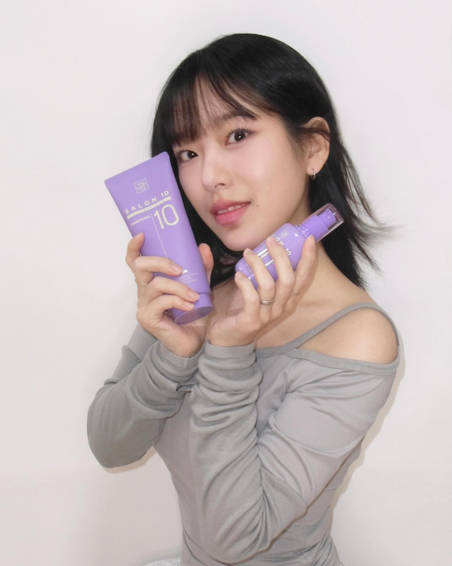 #제품협찬 

 안녕하세요 여러분! 
 오늘은 봄에 어울리는 싱그러운 보랏빛 메이크업&룩을 연출해보았어요!

 그 중에서도 저는 봄 바람에 살랑이는 하늘하늘한 머릿결 연출을 위해 미쟝센 살롱10 프로페셔널 시카 프로틴 트리트먼트와 시카 세라마이드 오일 세럼을 사용해주었는데요. 

 트리트먼트는 쓸 때 뿐인 일시적인 사용감이 아닌 쓰면 쓸 수록 머릿결이 부드러워지는 경험을 할 수 있었다는 점에서 큰 만족감을 느낄 수 있었으며,

 세럼은 헤어에센스 최초로 세라마이드 5,000ppm이라는 최고함량이 들어갔음에도 사용 후 손이 끈적거리지 않고 산뜻하게, 머릿결은 떡지지 않고 부드럽게 마무리 되는 것이 정말 마음에 드는 제품이었어요!

 또한 향 타겟 고객 100명을 대상으로 테스트하여 선정한 폭닥한 꽃향기가 사용하는 내내 기분 좋게 만들어요! 올 봄은 흔들리는 꽃들 속에서 내 머리카락 향기로 매력 어필 어떨까요?..💜

#퍼플트리트먼트 #봄보랏빛헤어룩 #미쟝센 #살롱10프로페셔널 #셔터브리티 #트리트먼트추천 #올리브영추천템