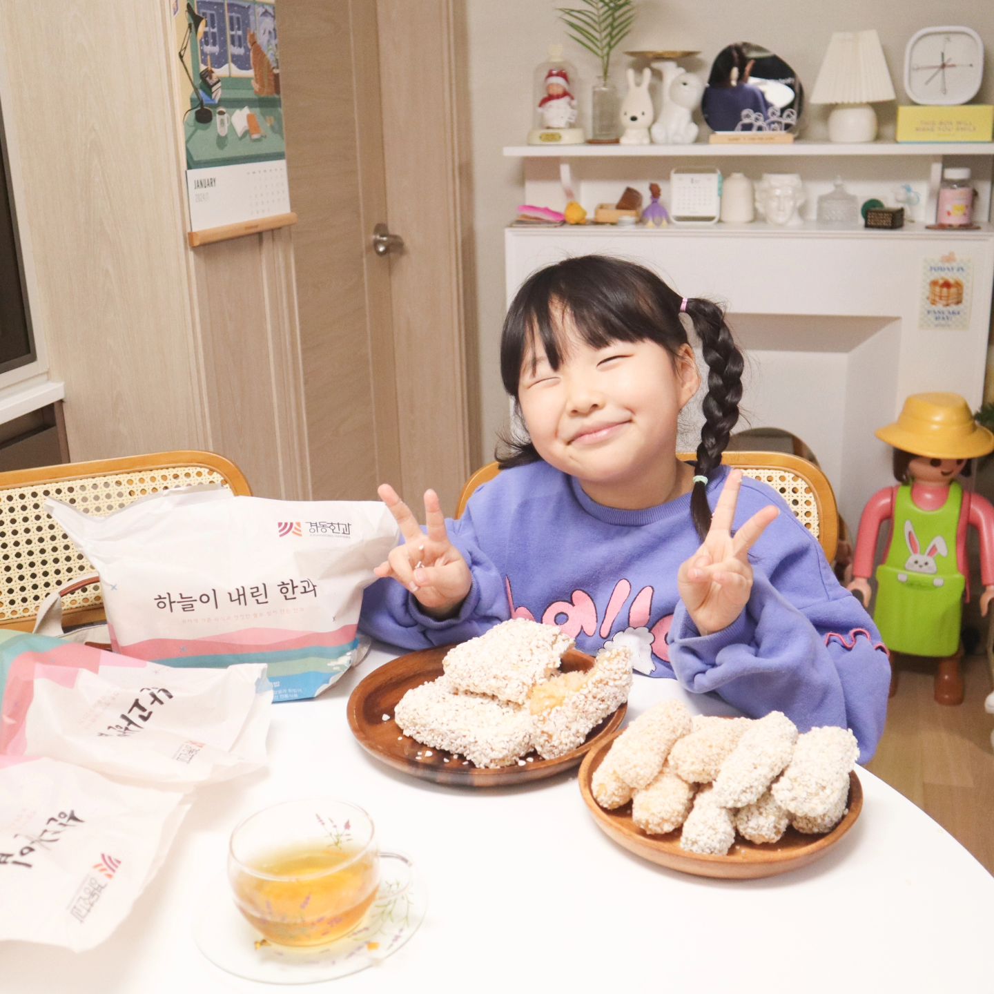 #협찬 

저와 소미는 할매니얼 입맛이라서
우리나라 전통 먹거리 간식을 좋아하거든요~🩷
.
강릉 경동한과는 한과 업계 최초로
글로벌 식품안전시스템 인증 받았을 뿐 아니라,
30년간 한과 전통 고유의 제조방식을 이어온 가치를 
인정받아 중소벤처기업부 백년소공인 선정 및
강원도지사 품질인증마크 획득한 농수특산물이에요!
.
33번의 까다로운 공정을 거쳐서
30년 전통 한과명인이 만든 강릉경동한과는
온 가족이 함께 안심하고 믿고 먹을 수 있는 건강한 간식이에요!
.
경동한과 찹쌀혼합세트는 찹쌀강정과
찹쌀쑥강정, 찹쌀과줄로 구성되어 있으며,
달콤한 쌀조청을 사용해서 쫜득쫜득한 느낌의 한과로 
식혜나 수정과 허브티와 함께 즐기면 더 맛있어요~🩷
.
다가오는 설 명절선물 고민이시라면
우리나라 전통먹거리 한과세트 어떠세요?🤭
.
keong_dong
#과즐 #전통맛집 #어르신간식 #찹쌀한과 #찹쌀 #한과추천 #간식선물 #간식스타그램 #간식추천 #한과선물 #부모님선물 #한과세트 #한과공구 #선물세트 #약과맛집 #약과추천 #경동한과 #강릉맛집 #강릉디저트 #전통한과 #한과 #한과스타그램 #한과맛집 #30년전통 #30년 #한과마을 #최고의맛 #디저트 #디저트추천