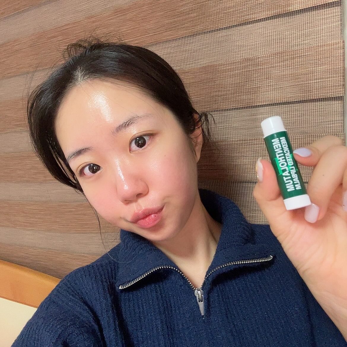 #협찬 🍀
피곤하면 입병 생기는 나에게 필수템 #멘소래담메디케이티드립밤 💚
푸석한 입술에 바르면 바로 생기돌고,
시원한 민트향이지만 화함이 강하지 않아서 좋구
남녀노소 누구나 사용가능 !!
고보습 진정이 즉각 이루어지며
4계절 내내 가방에 띡 쟁여야하는 #멘소래담 #립밤 👄
기존에 니*아 사용할땐 아무리 발라도 #고보습립밤 느낌은 안났는데
요 #멘톨립밤 은 밑입술에만 살짝 발라도 굳 ~
#집중진정보습 필요하신 분들
130년 역사 헬스케어 기업 #메디케이티드립밤 안 쓸 이유가 없죠잉 ?

#입술보호제 #립밤추천 #입술각질 #올리브영립밤추천 #입술건조 #올영립밤 #입술보습제 #보습립밤 #촉촉한립밤 #데일리립밤 #각질립밤