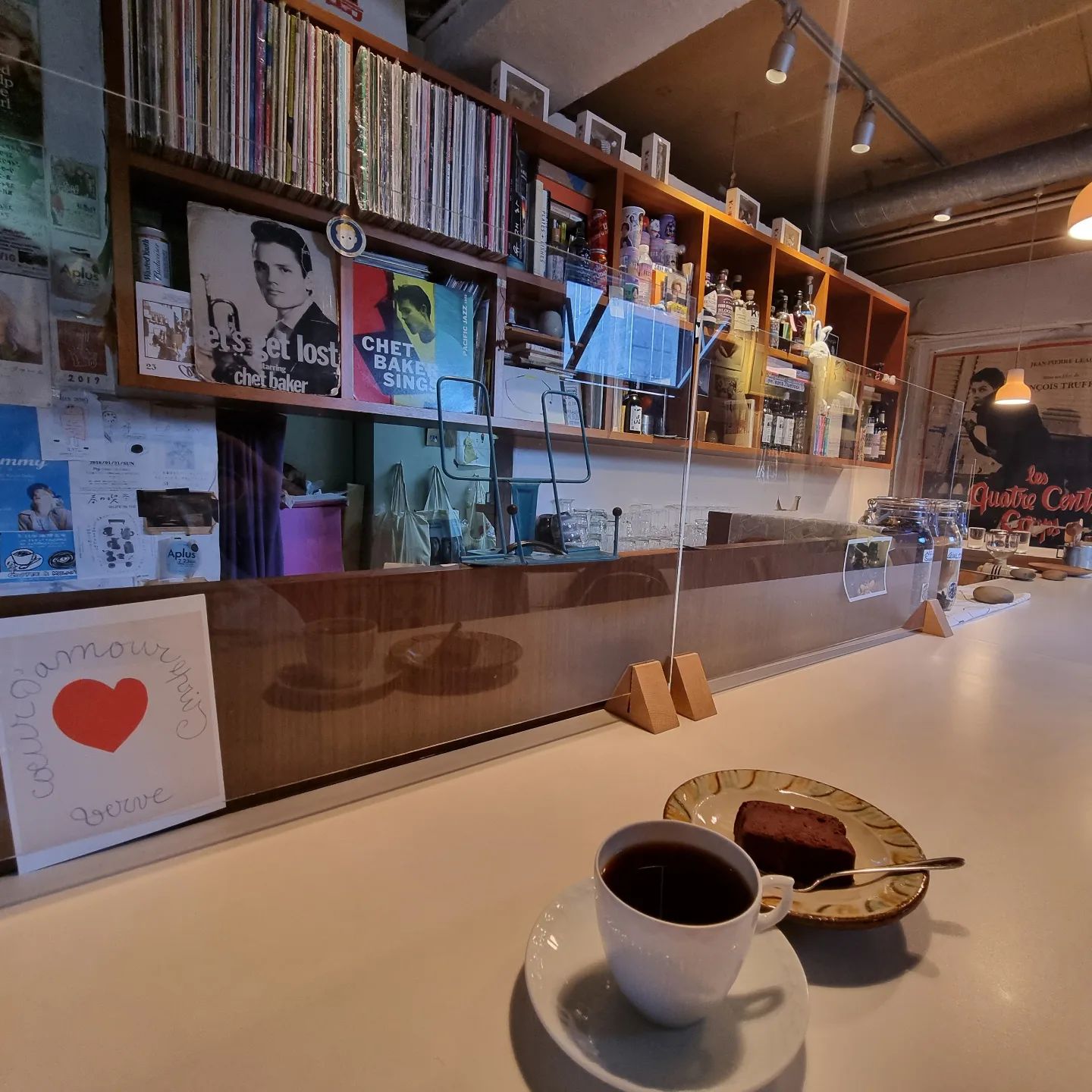 #후쿠오카 #후쿠오카카페 #융드립커피 
#후쿠오카융드립  #CoffeeHanasaka
#카페인충전 

점심 먹고 찾아온 카페
오기전에 카페만 몇개 찾고
커피가 맛있는 곳으로 찾고 찾았는데
바+테이블2개
사장님이 융드립으로 맛있게 내려주는 커피
케익도 촉촉하고 맛있다!

심지어 여기 음악도 좋아