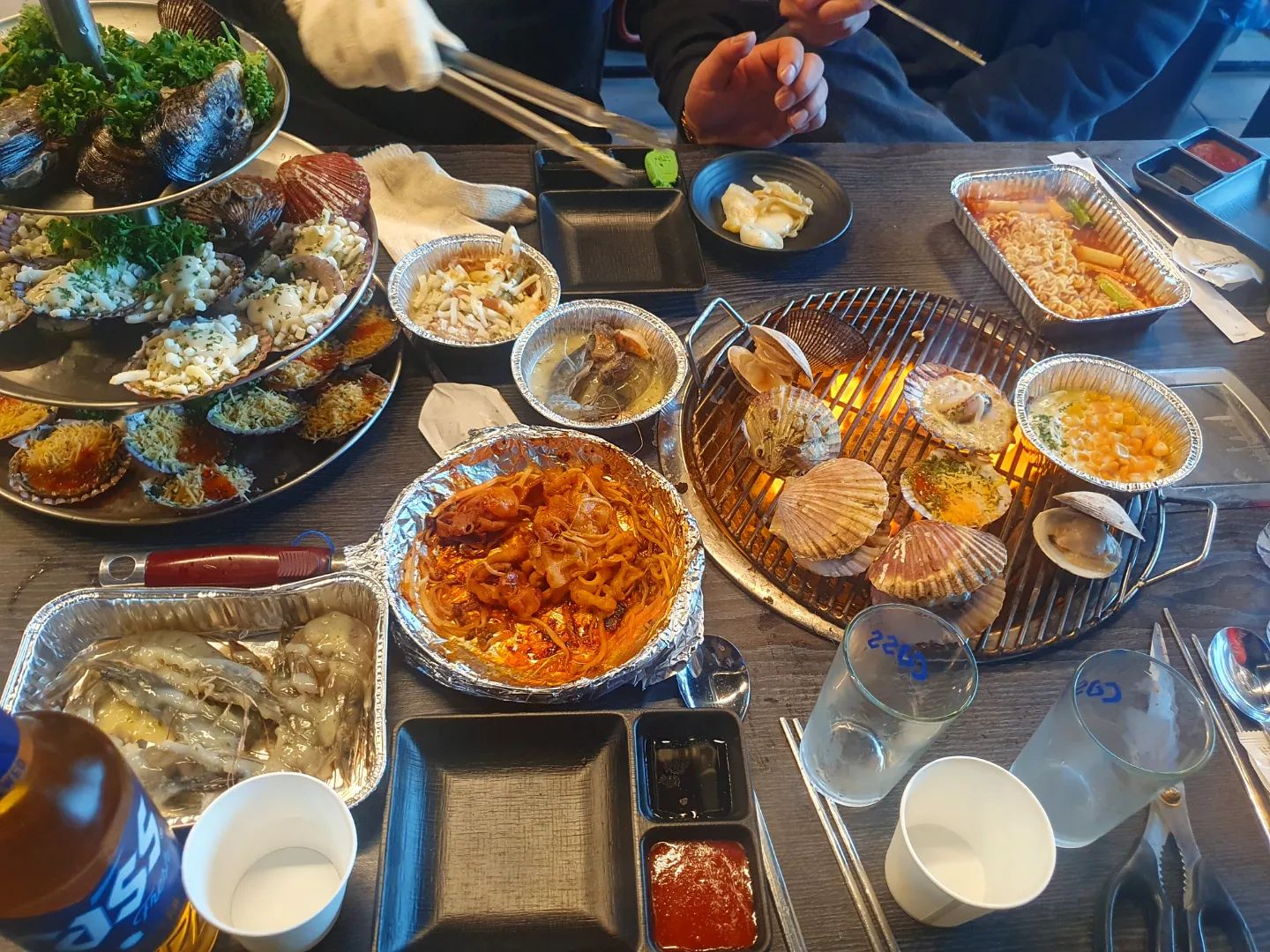 #지난피드 가족끼리 외식하고 왔어요! 애들이랑 놀다가 아들이 공차 버블티 먹고 싶대서 공차갔는데 그위에 조개구이집이 저를 꼬시더라구요?ㅎㅎ 점심먹고 5시여서 배가 안고픈 상태였는데 집에 가서 밥하긴 또 싫고~ 
조개대표 궁금했었던 참에 애들아 조개구이먹고 사주께 꼬시고 들어갔지요ㅋ 가리비도 살아있고 여수밤바다 뷰에 만족하고 먹었답니다~네이버 예약시 새우튀김 서비스로 주셔요~그리고 여기 #칼국수 맛있더라구요 더 시키고 싶었어요~

#조개대표
전남 여수시 이순신광장로 159 203호 2층
 

#조개구이#여수조개구이#이순신광장맛집
#공차#버블티#여수맛집#여수조개구이맛집