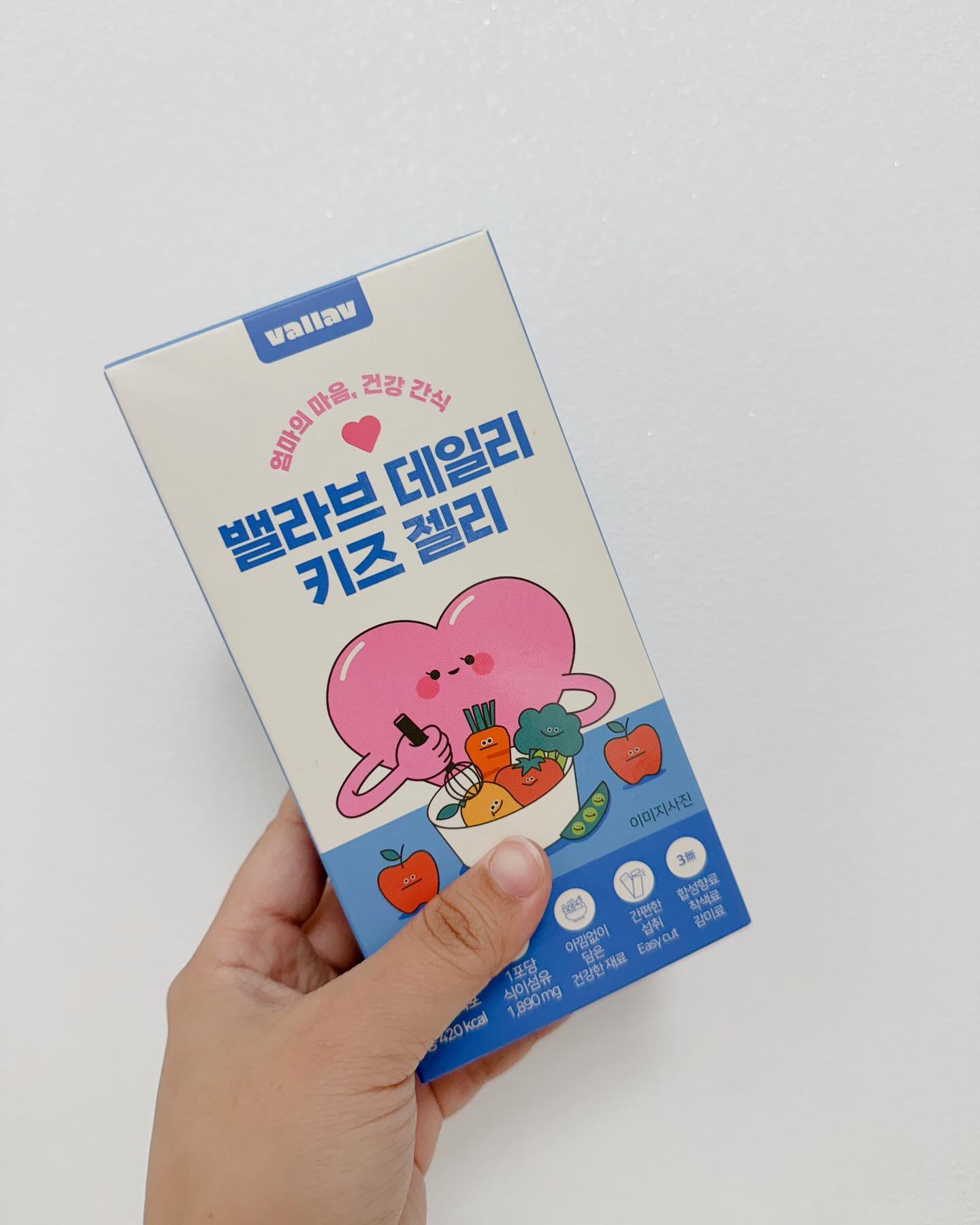 #이벤트후기
#미세스밸라브 #데일리키즈젤리
지니다미맘 이벤트에 당첨되서 밸라브
데일리키즈젤리 맛봤어요
최근에야 야채를 조금씩 스스로 먹기시작했는데
그래도 하루 섭취량에 비하면 턱없이
부족하다고 생각될때가 많아요.
22가지 야채와 13가지 과일이 함유된 건강젤리고
아이들이 좋아하는 천연사과향이 나서
아이들이 엄청 잘먹더라구요!
하루에 간식대용으로 1일 2-3회
여러번 섭취도 가능하대서 정말 좋아용
합성향료/ 착색료/보존료/영양강화제/인공감미료
포함되지 않아서 안심하고 먹일수 있어요.
20g x 14포
𝕥𝕙𝕒𝕟𝕜𝕤 𝕥𝕠 ꕤ
mrs.vallav jini_dami_mom
#과일야채젤리 #건강간식 #밸라브데일리키즈젤리
#엄마의마음 #건강간식 #밸라브