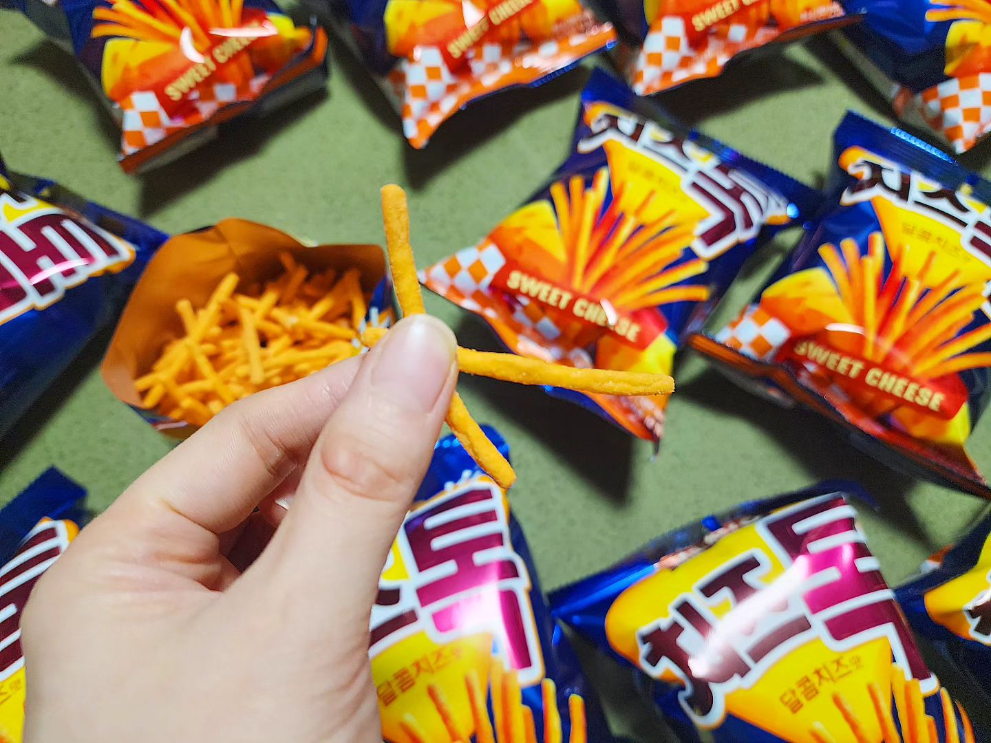 #할인구매 orion_world #치즈톡 #마켓오
마켓오🙆‍♀️🙆‍♂️🙆‍♀️🙆‍♂️ 치즈톡🧀🧀🧀
.
얇고 긴 스틱에 달콤한 치즈크림과 짭짤한 치즈가루가 듬~뿍 묻어있는 제품이에요!
.
그냥 먹어도 맛있고 안주로도 굿😉👍
.
.
.
#맞팔 #안주천재  #운동 #먹방 #전자기기 #신상품나왔을땐 #뷰티 #인플루언서