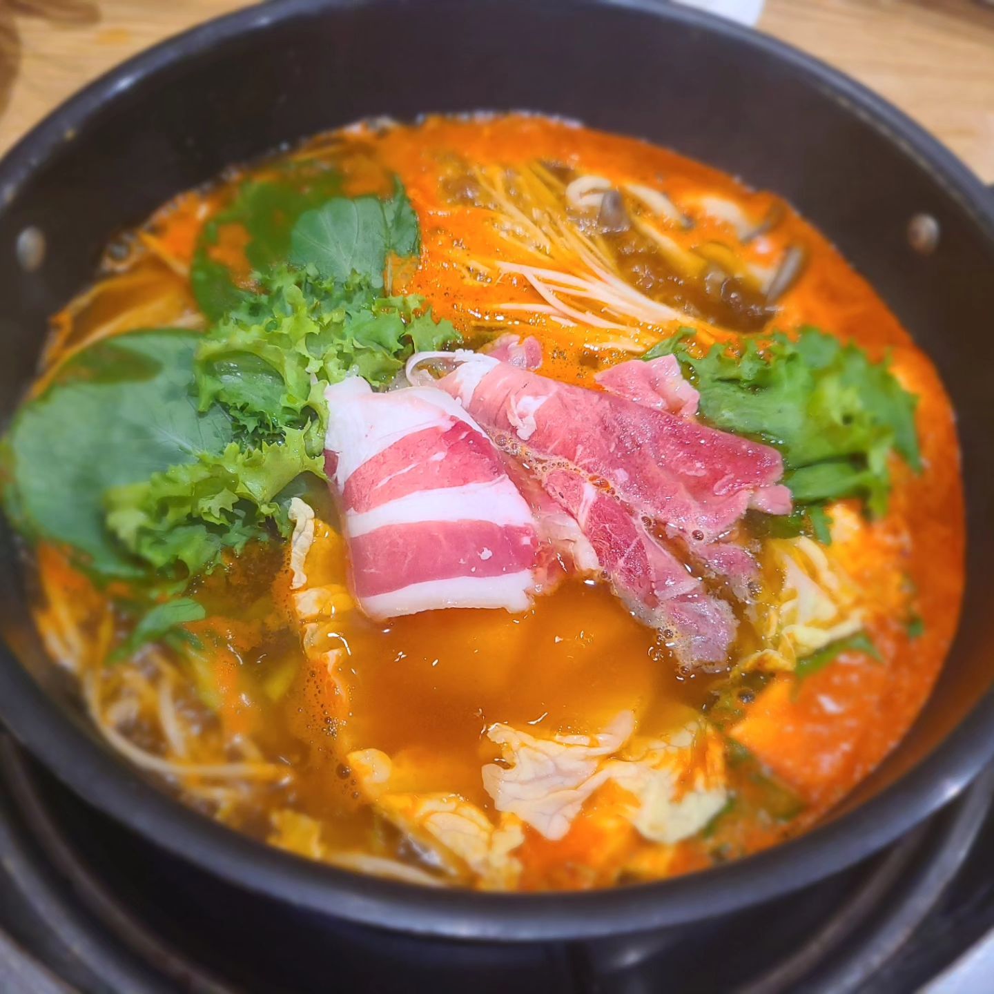 #협찬
남편과 집나간 입맛을 찾으러 간 꽃마름샤브샤브
들어서자마자 깔끔하고 넓직한 홀이 좋더라구요
총 4가지 타입 (신생아 전용룸, 장애인 휠체어석, 입식룸, 좌식룸)의 룸이 아주 인상 깊었어요^^
특히나 사장님이 친절하셔서 기분까지 업업!!
육수 맵기단계도 3단계로 입맛,취향껏 선택할수있어요~ 죽과 국수류도 원하는걸로 선택하니
아주좋죠??
재료가 딱 봐도 "나~신선해요~~~~"ㅎㅎㅎ
너무 싱싱해서 또 한번 놀랐어요
네이버 영수증 리뷰 진행하고 있어 작성 시 인 당 1,000원 추가 할인되니깐 요건 꼭꼭!!!
브레이크 타임은 평일에만 적용되니깐 
참고해주세요~
ㆍ
ㆍ
kkmr_dongrim
https://map.naver.com/p/entry/place/35624076
#광주맛집추천 #광주맛집투어 #광주맛집 #광주데이트 #광주가볼만한곳 #광주핫플 #광주핫플레이스 #동천동맛집 #동림동맛집 #광주샤브샤브 #광주동천동맛집 #광주동림동맛집 #광주훠궈 #꽃마름동림점 #꽃마름광주동림