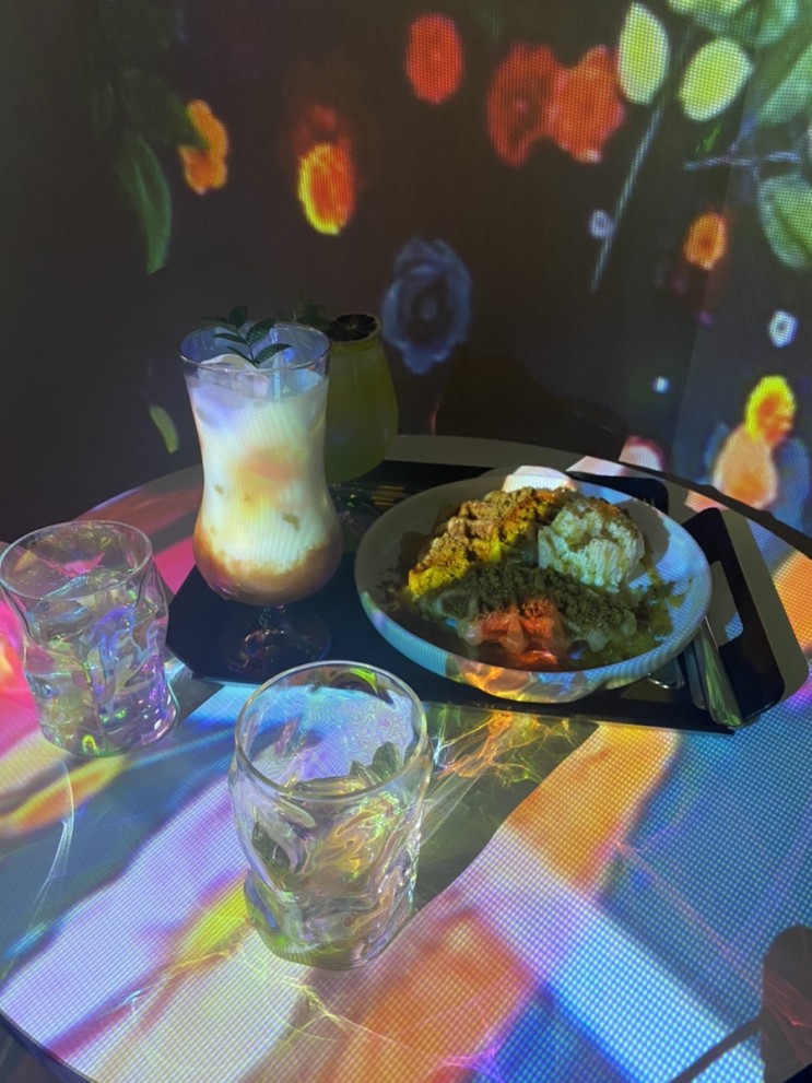 [연남 갤러리 카페/ 홍대 사진 맛집 ] 미디어아트로 인생샷찍고 크로플 뿌시는 ‘달세뇨’