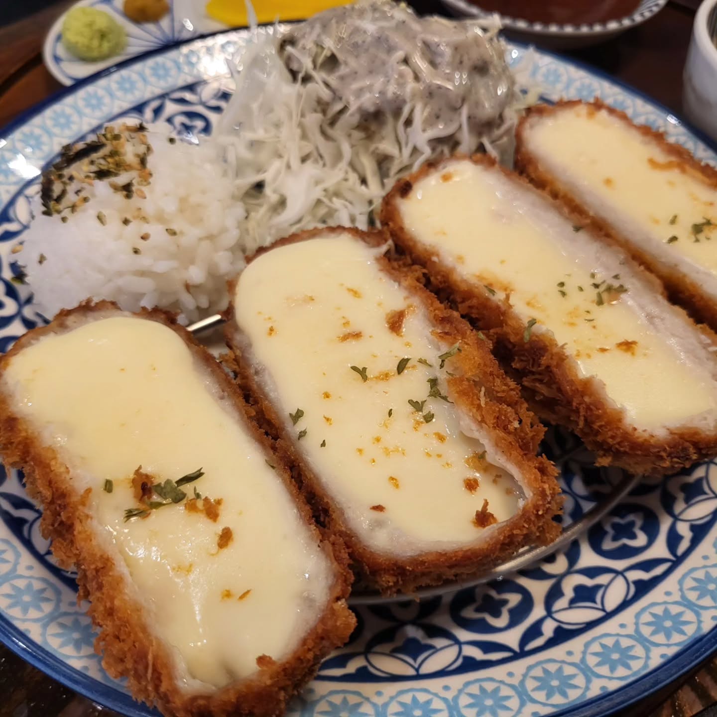 [치즈가 쭈욱~~~~🧀]
.
.
요즘 잘 안하게 되는 인서타ㅠ
이제부터 천천히~~~
여태껏 먹은 먹방 사진들 열심히 풀어보께유~

먼저 첫번째 풀어볼곳은!!
쌍문 산다면 여긴 꼭 가야할 맛집~
왜이제야 맛을 봤나몰라유~
치즈가 진심 쭉쭉 늘어나는곳!!
일본라멘 먹그싶다면 궈궈~

돈코츠라멘도 진심 맛있는데..
돈카츠가 완젼 존맛탱👍👍

✅️ 일심당 ilsim_ss
서울 도봉구 도봉로109길 24 1층 일심당
_
_
_
#일심당 
#치즈돈까스맛집 #돈까스맛집 
#라멘 #라멘맛집 #돈코츠라멘 
#쌍문맛집 #쌍문라멘 #도봉구맛집