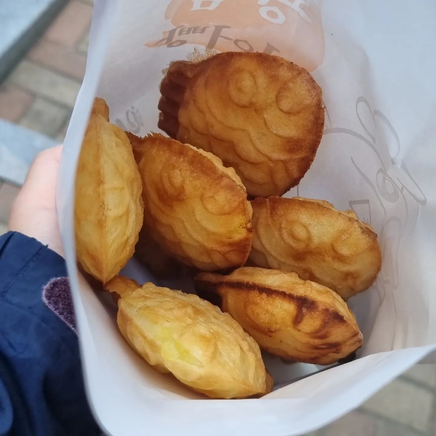 지영이가 먹고싶다던 붕어빵
6천원값달라했는데 아주머니...
다른분하고 착각하신듯., 4천원값을...ㅜ

#우리집붕세권🤓✌️ #호떡도빨리해주세요